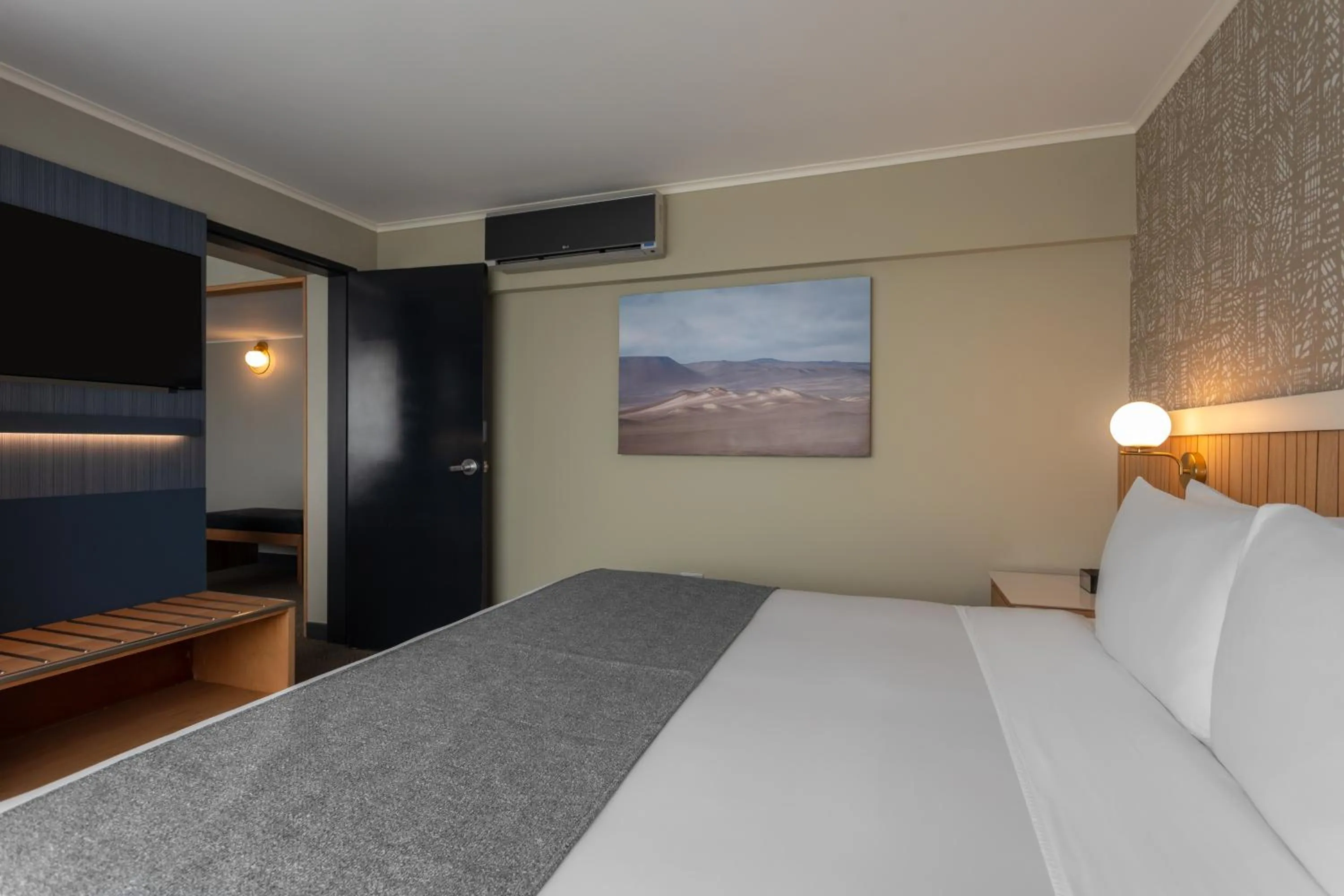 Photo of the whole room, Bed in Sonesta Hotel Miraflores