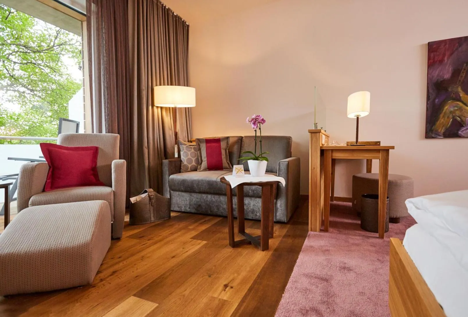 Seating area, Bed in Hotel Villa Hügel