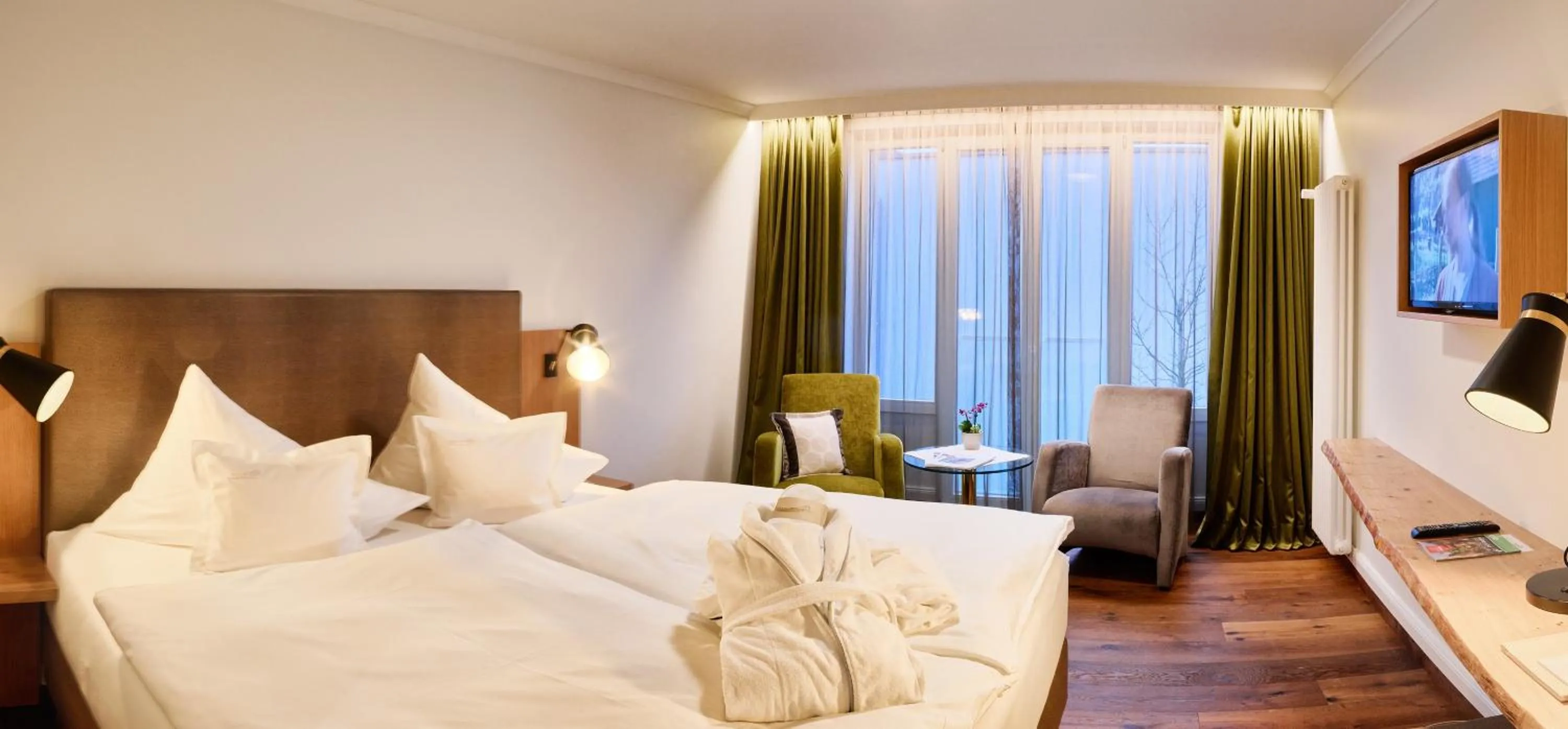 Photo of the whole room, Bed in Hotel Villa Hügel