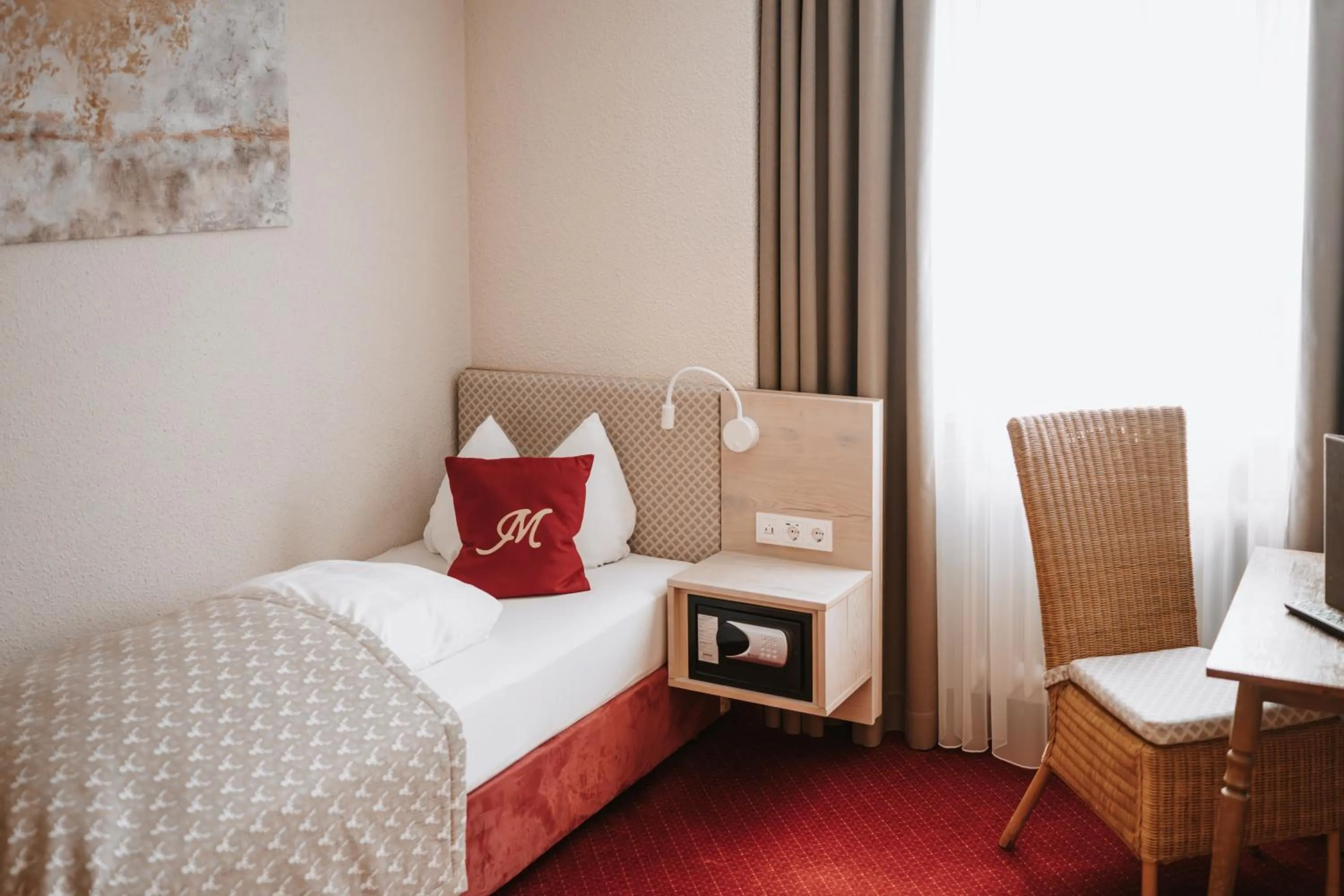 Bed in Hotel Mutz Garni