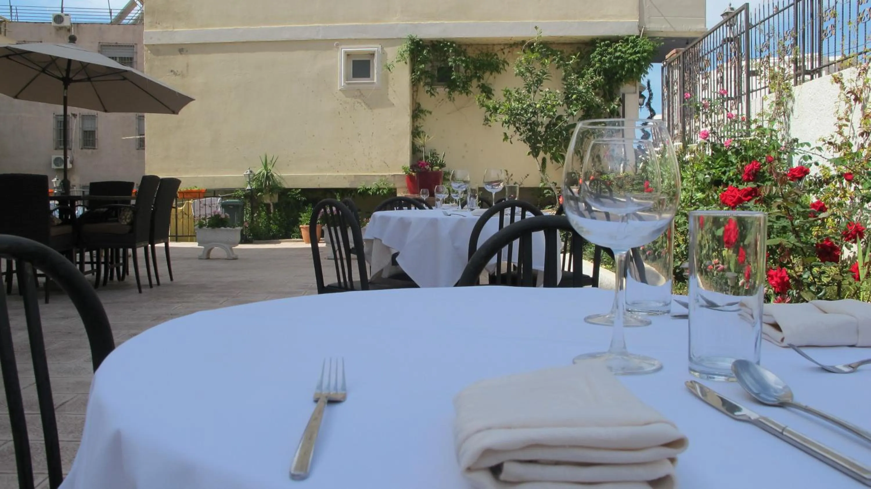 Restaurant/places to eat in Hotel Nika
