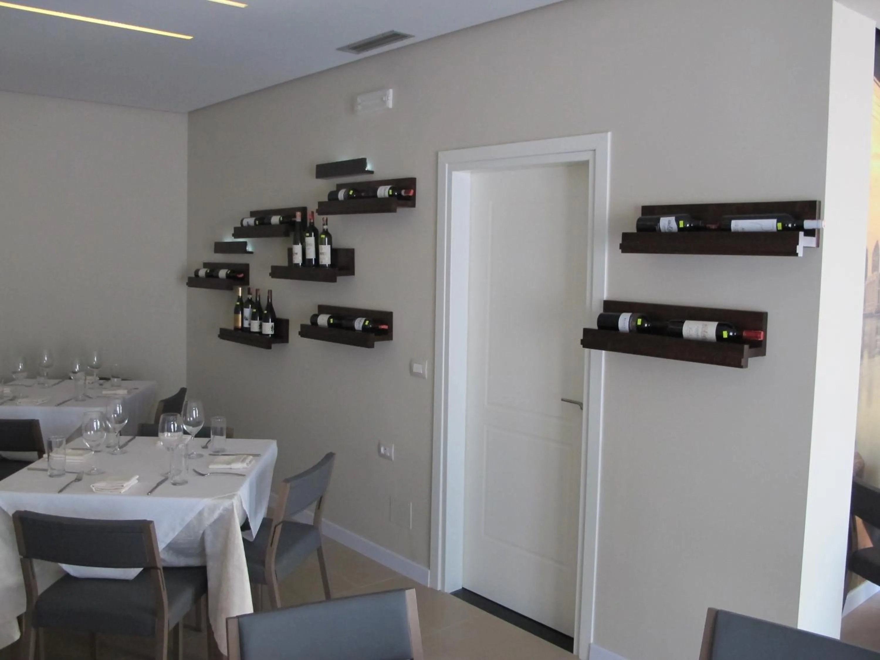 Restaurant/places to eat in Hotel Nika