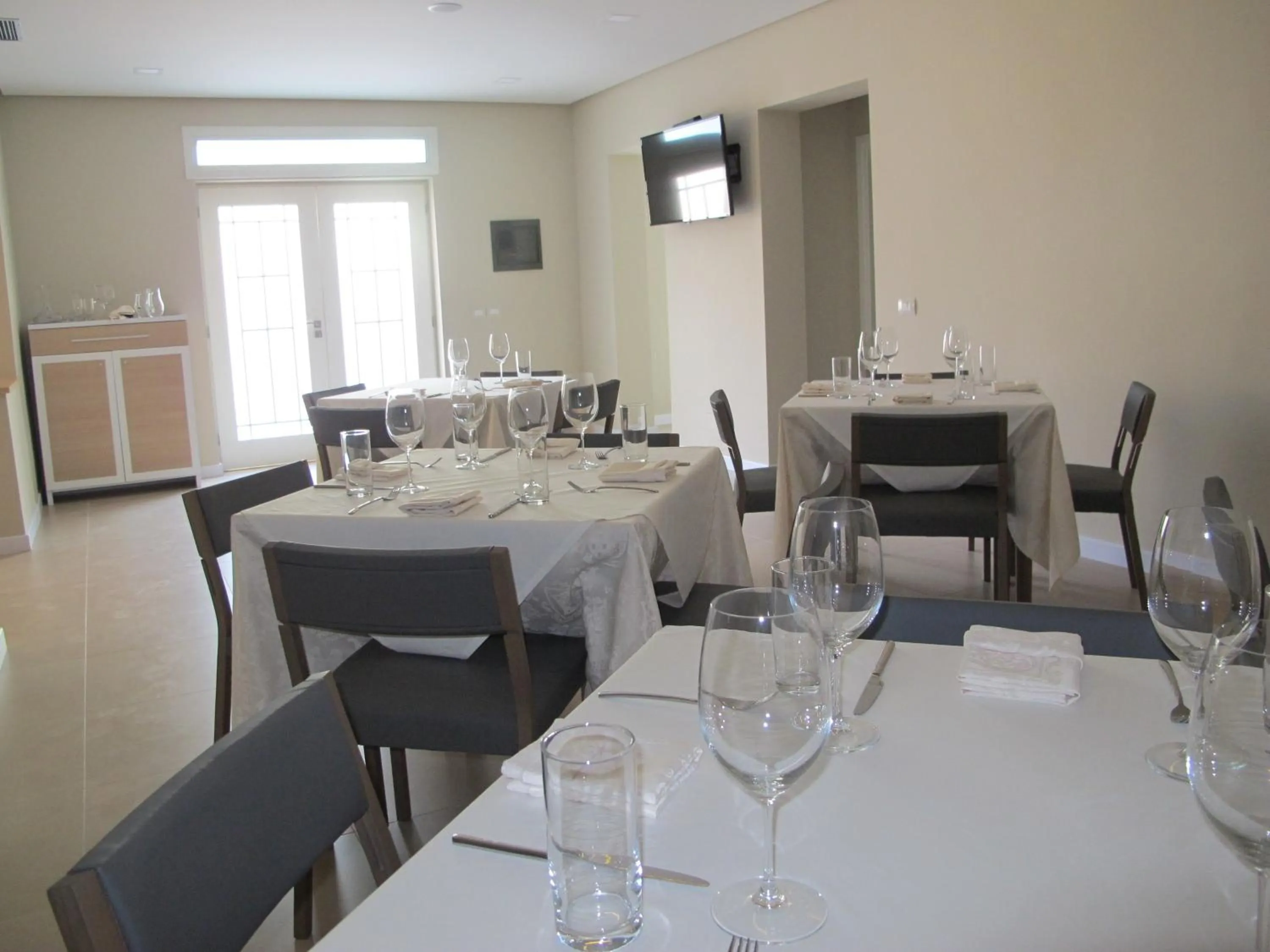 Restaurant/places to eat in Hotel Nika