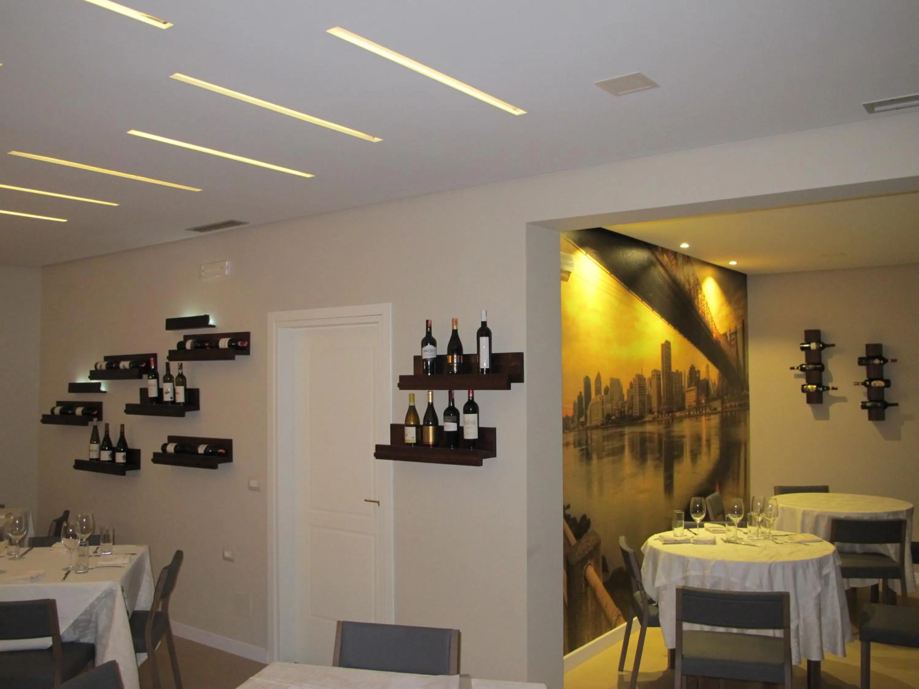 Restaurant/places to eat in Hotel Nika