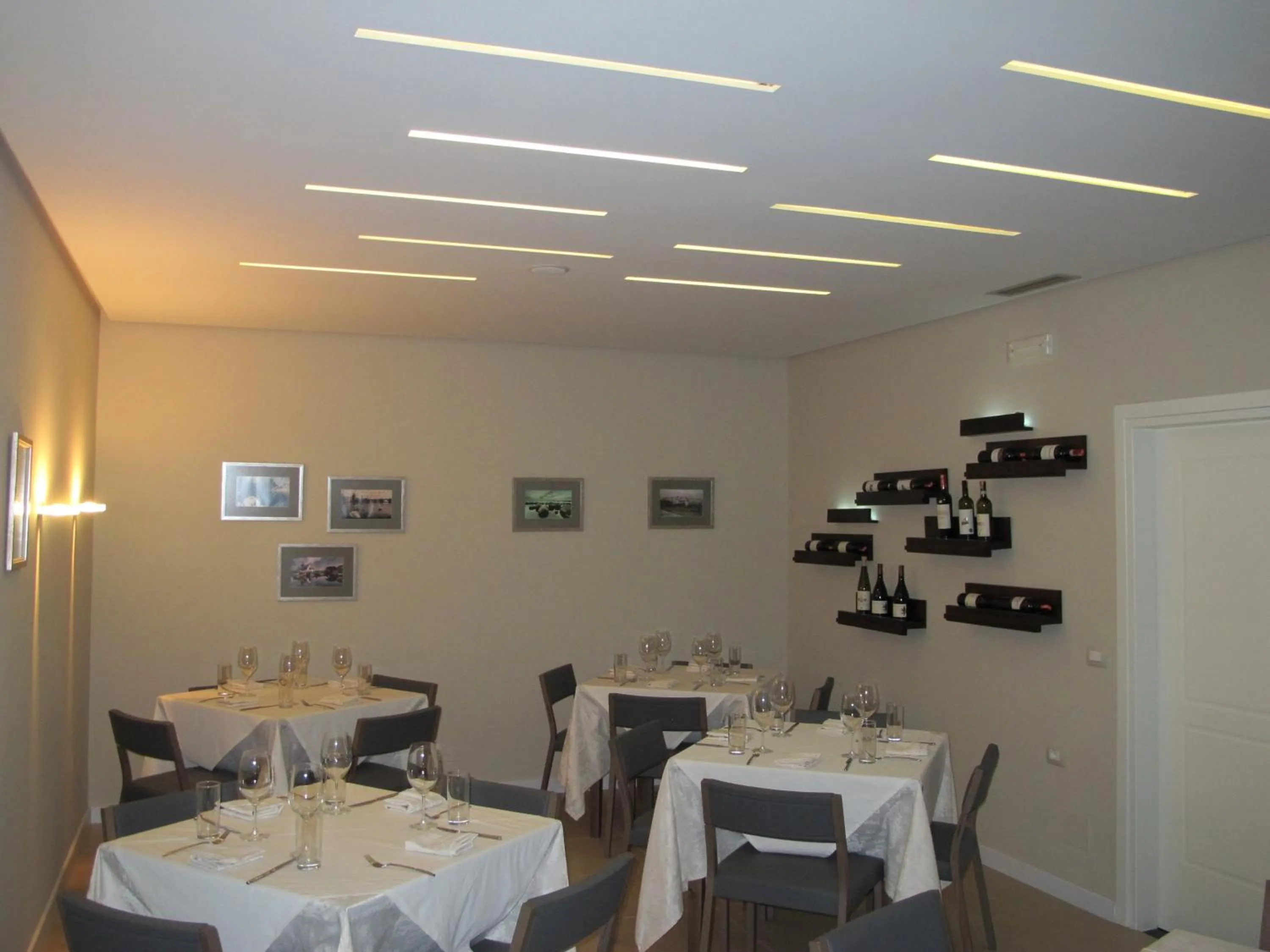 Restaurant/places to eat in Hotel Nika