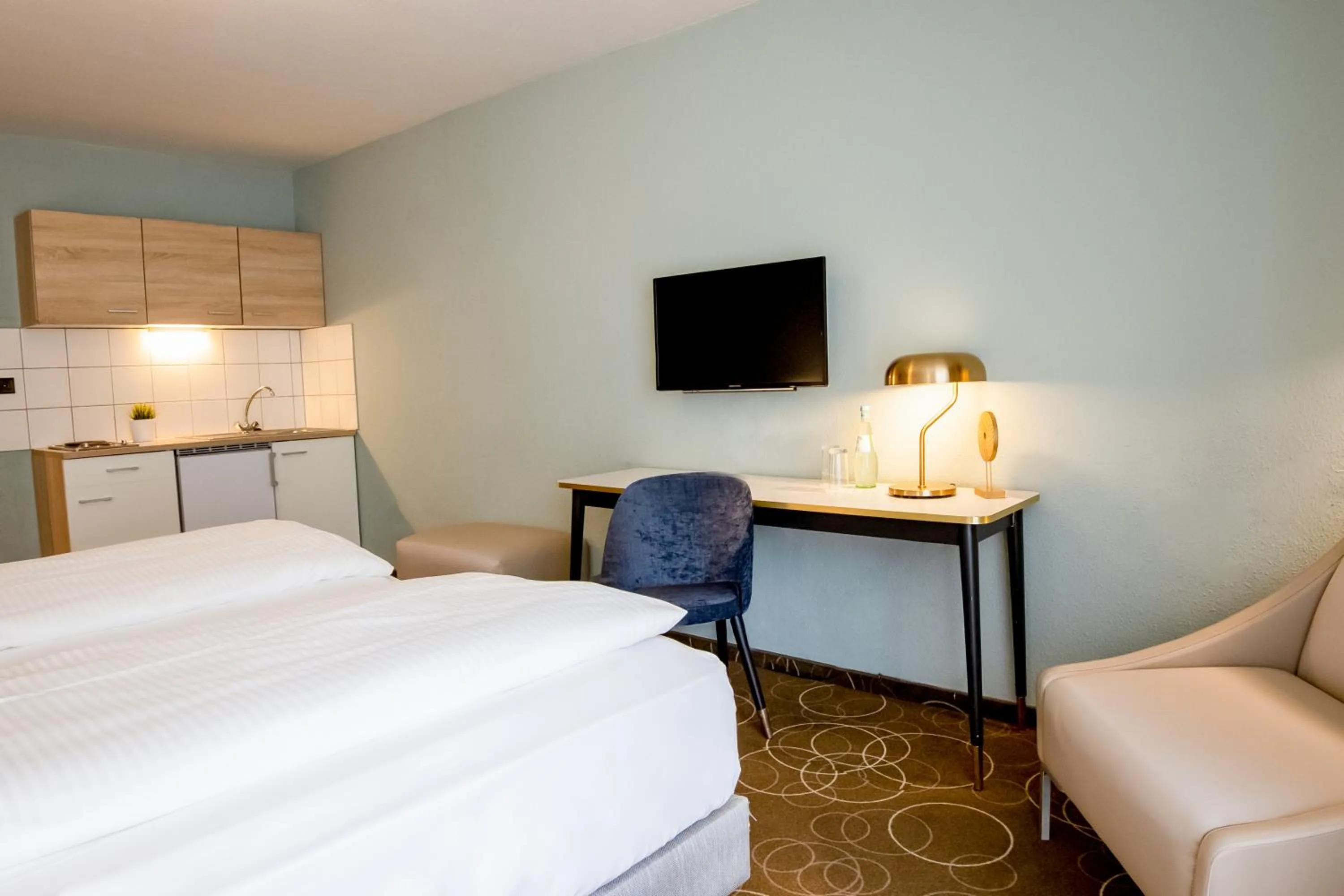 Kitchen or kitchenette, Bed in Mercure Hotel Pforzheim