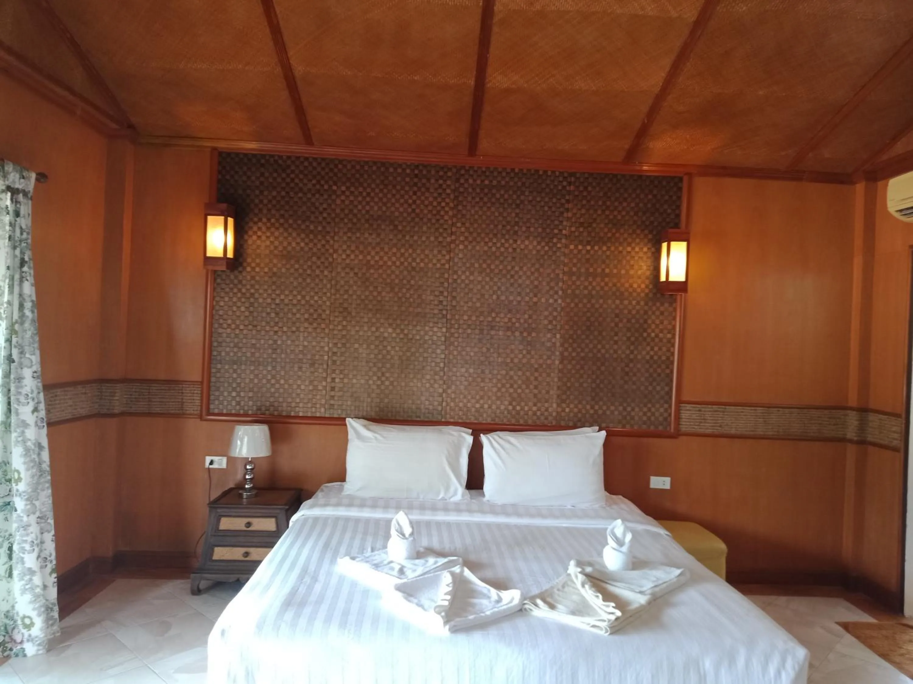 Bed in Bow Thong Beach Resort