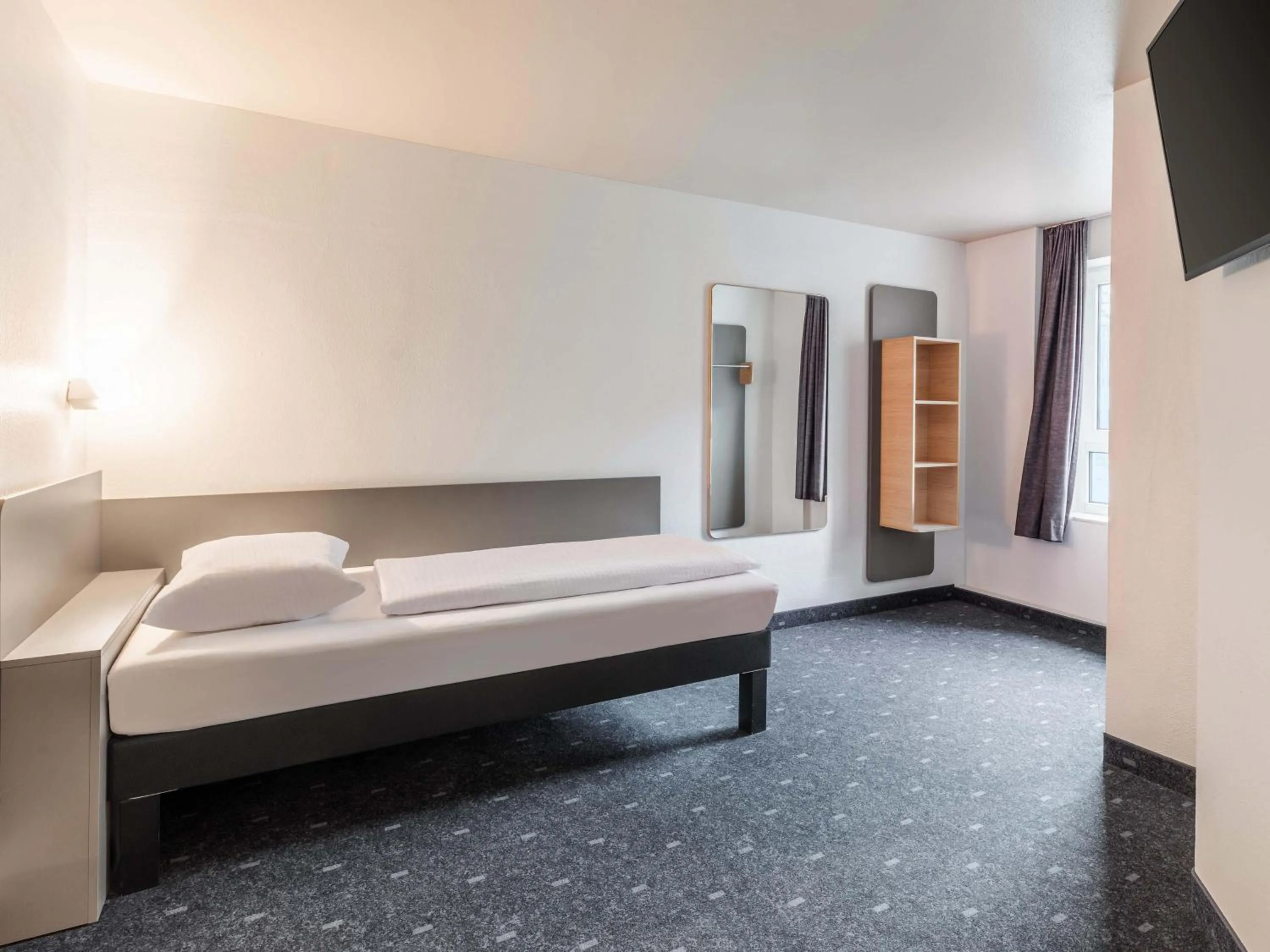 Photo of the whole room, Bed in B&B Hotel Aachen-Hbf