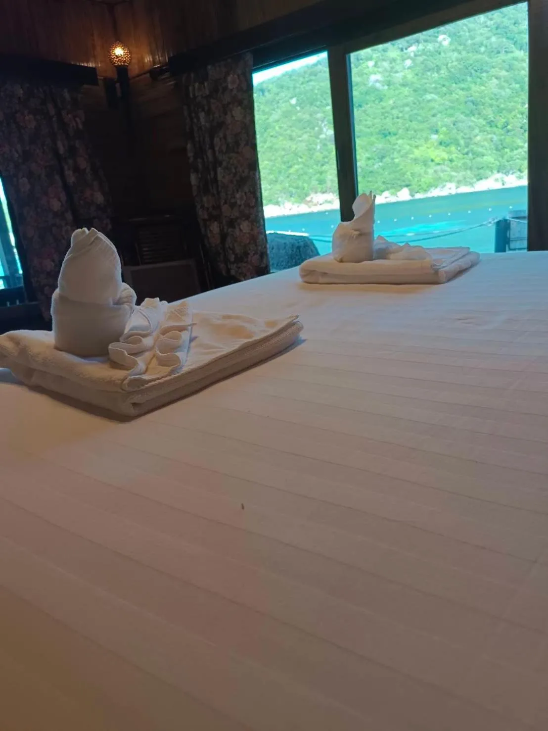 Bed in Nangyuan Island Dive Resort