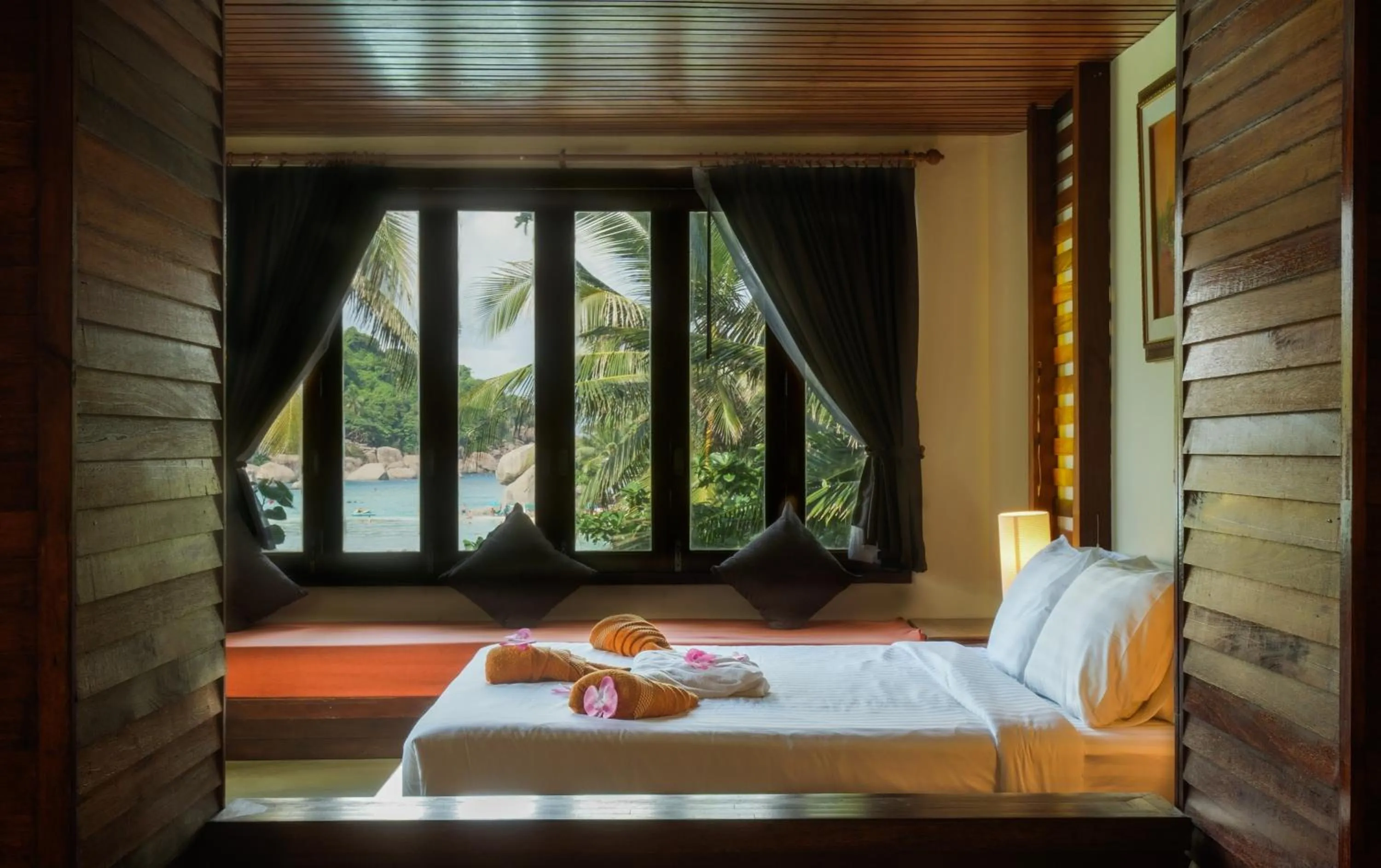 Bed in Nangyuan Island Dive Resort