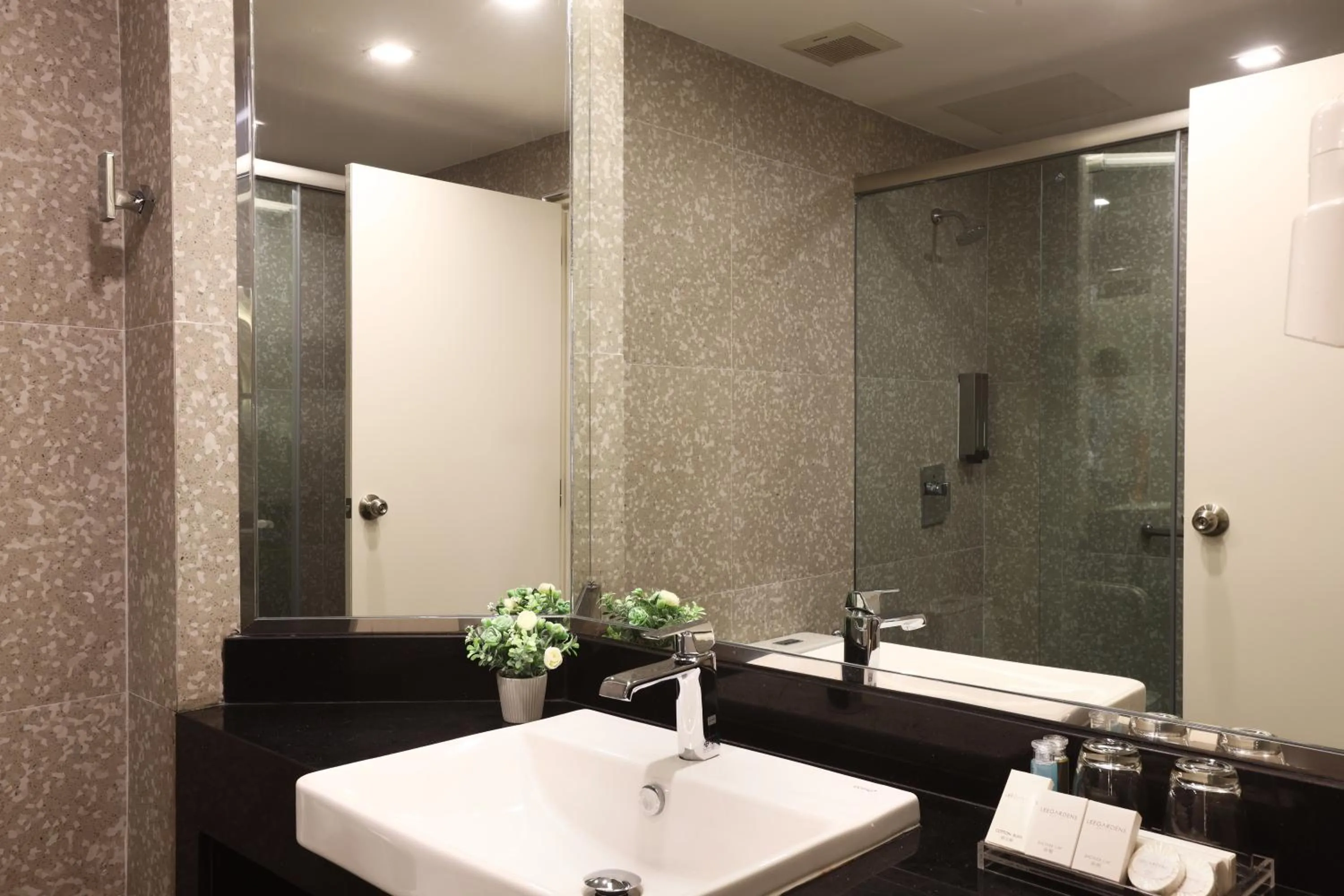 Lee Gardens Plaza Hotel - SHA Plus