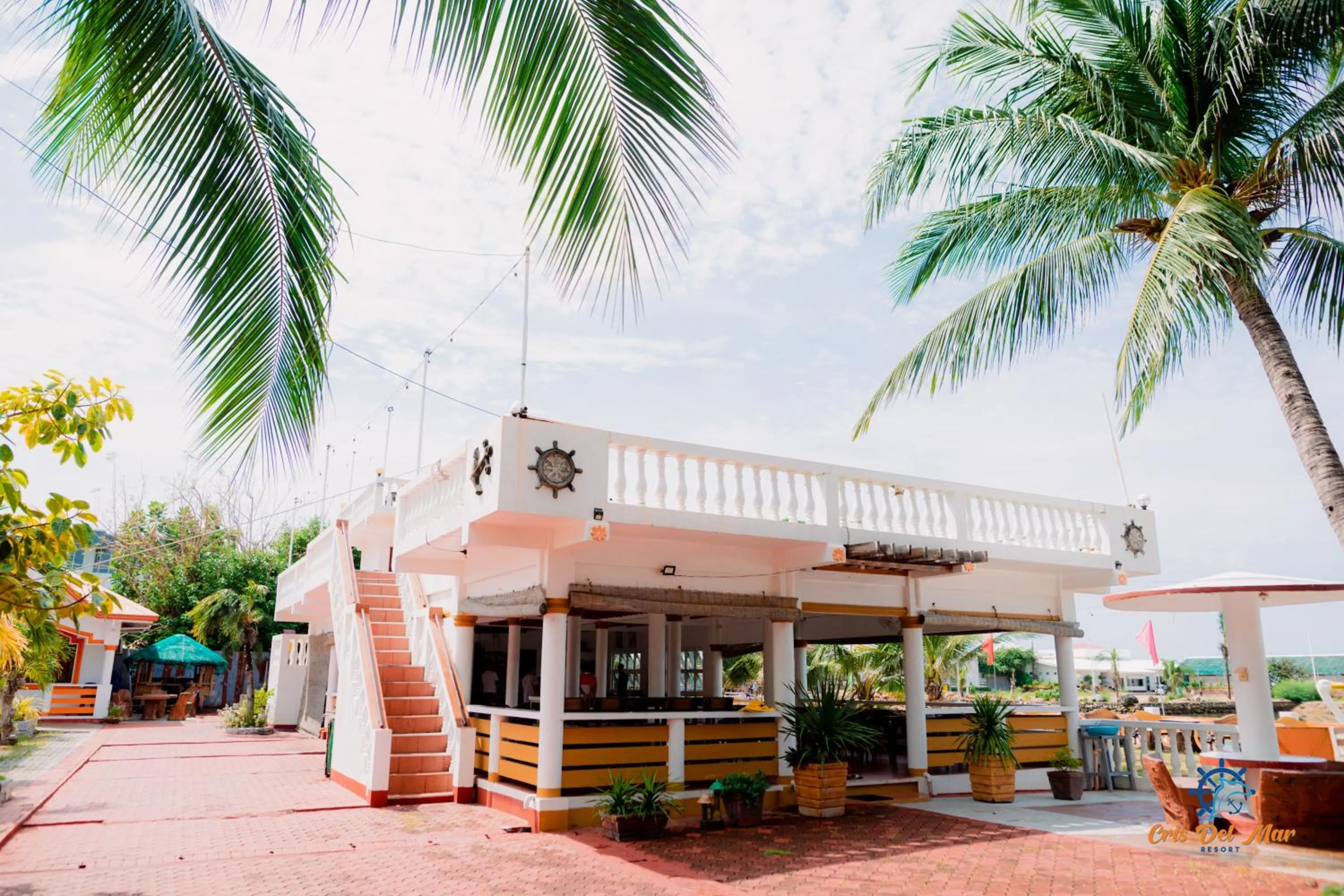 Dining area in Cris Del Mar Resort