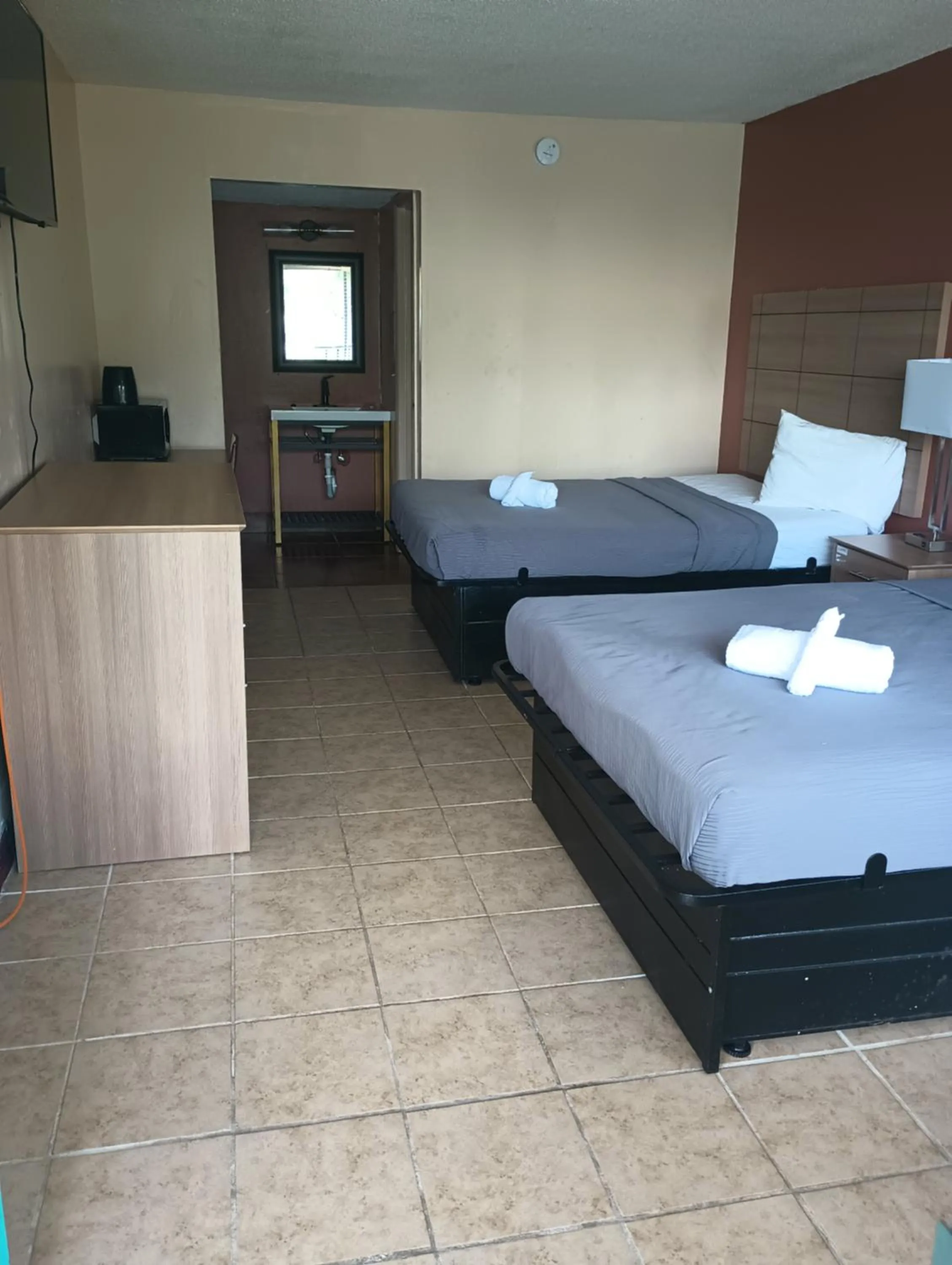 Property building, Bed in Altamonte Springs Hotel and Suites