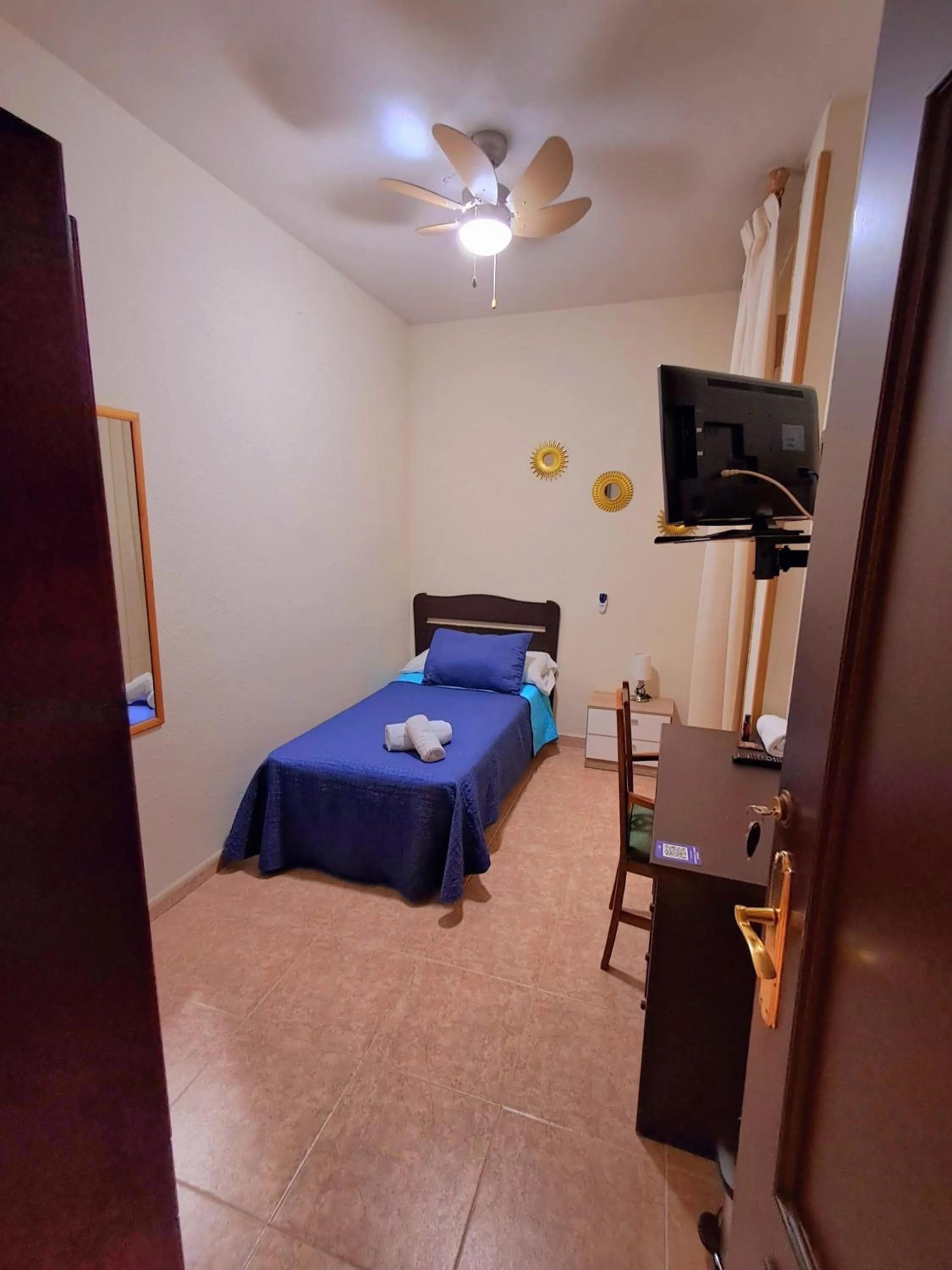 Single Room with Shared Bathroom in Hostal Doña María
