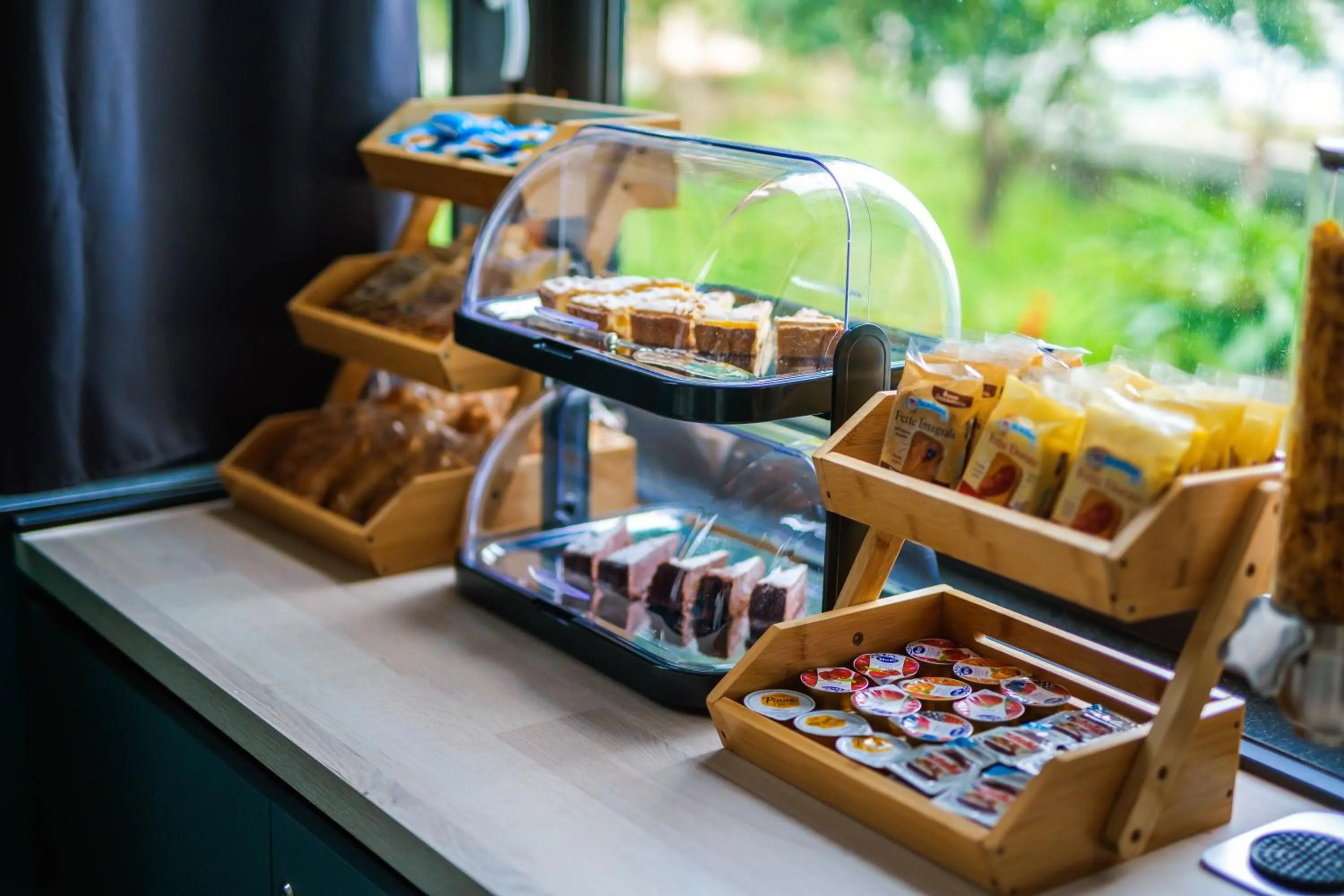 Food and drinks in Terminal 1 Guest House