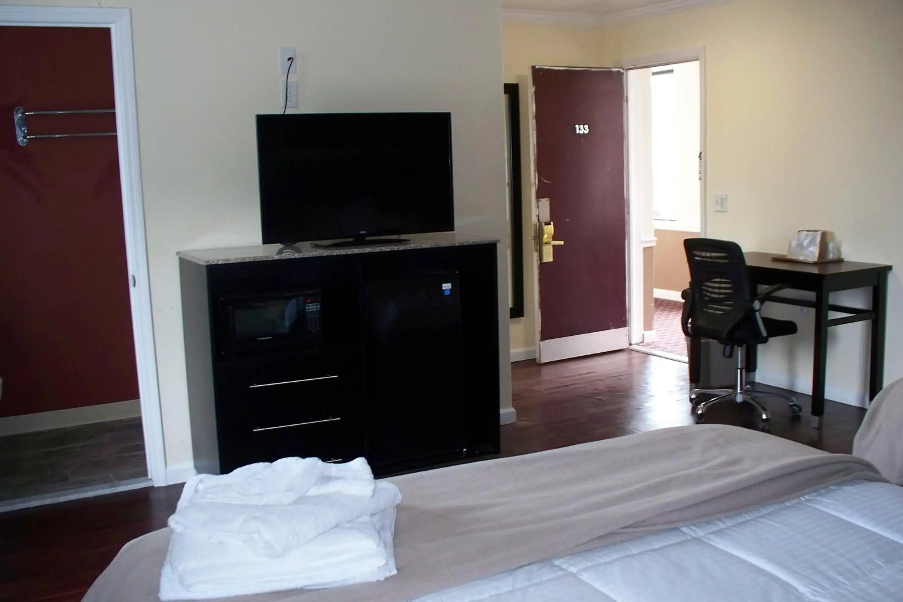 Decorative detail, Bed in Budget Inn & Suites Decorative detail, Bed in Budget Inn & Suites