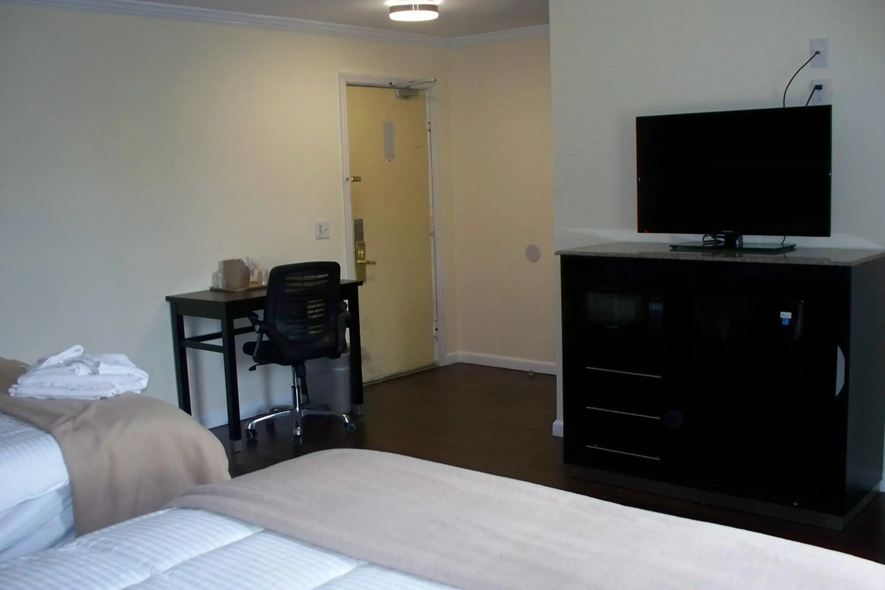 Decorative detail, Bed in Budget Inn & Suites Decorative detail, Bed in Budget Inn & Suites