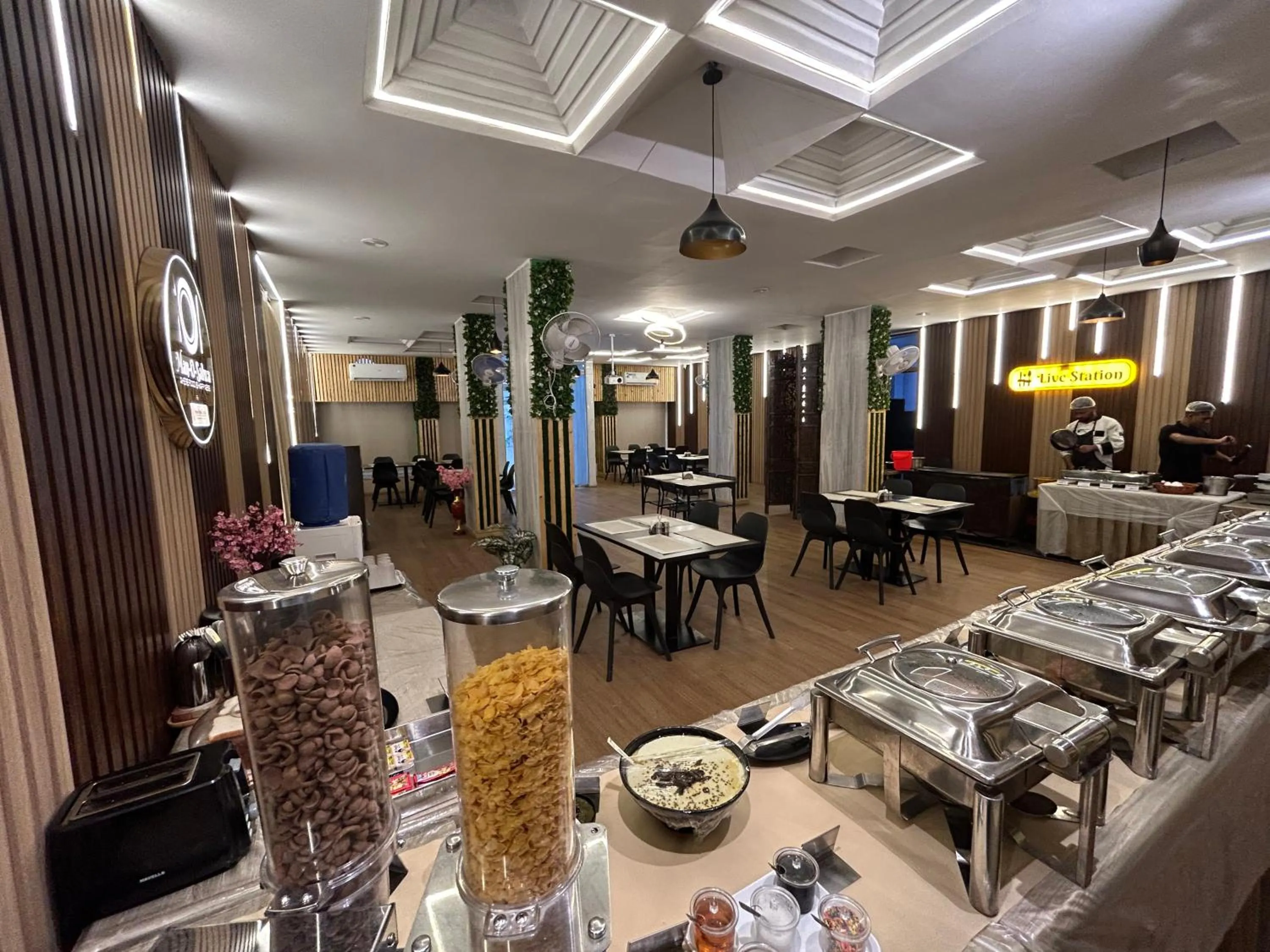 Restaurant/places to eat in New Hotel Suhail