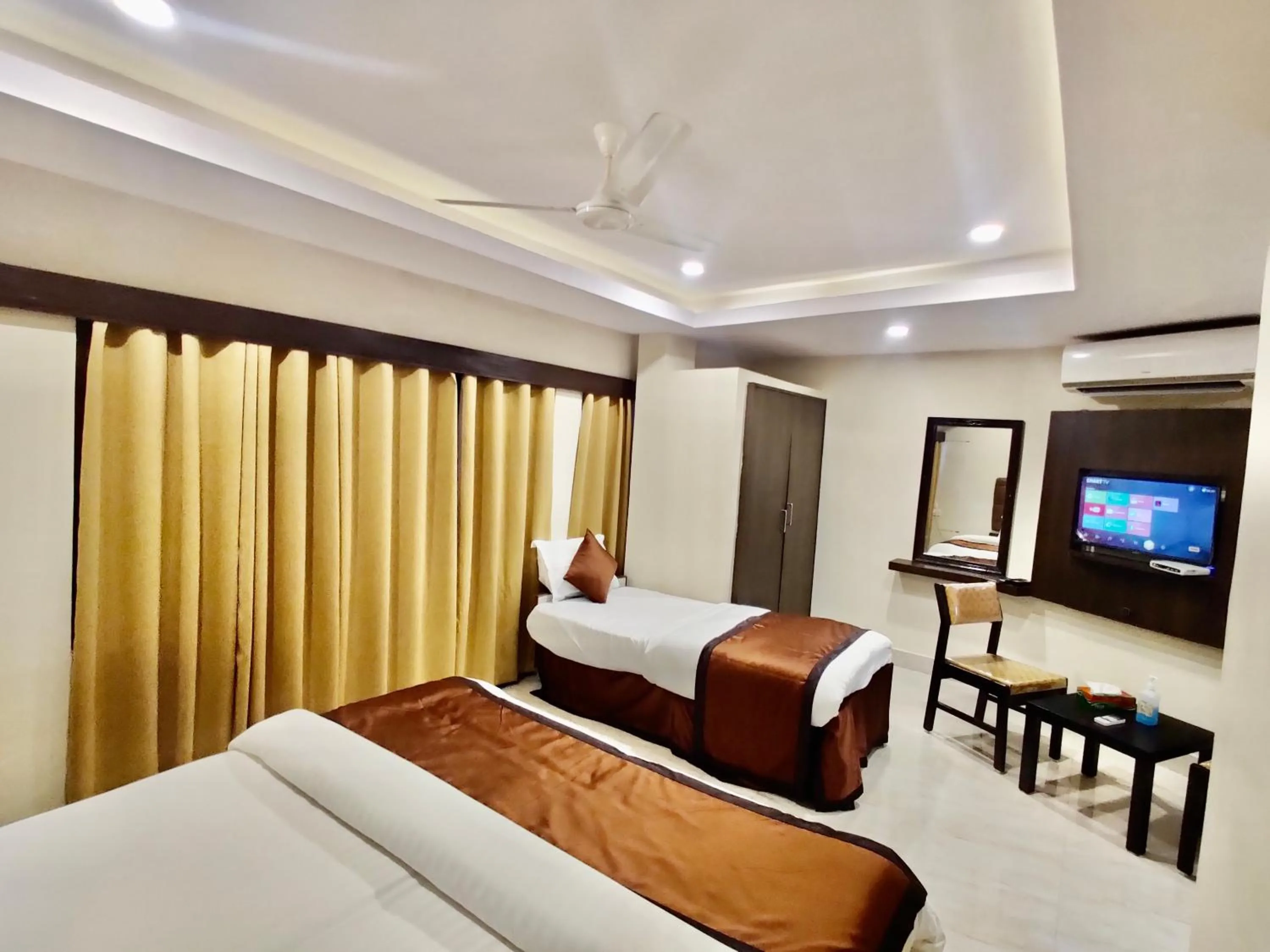 Communal lounge/ TV room, Bed in New Hotel Suhail