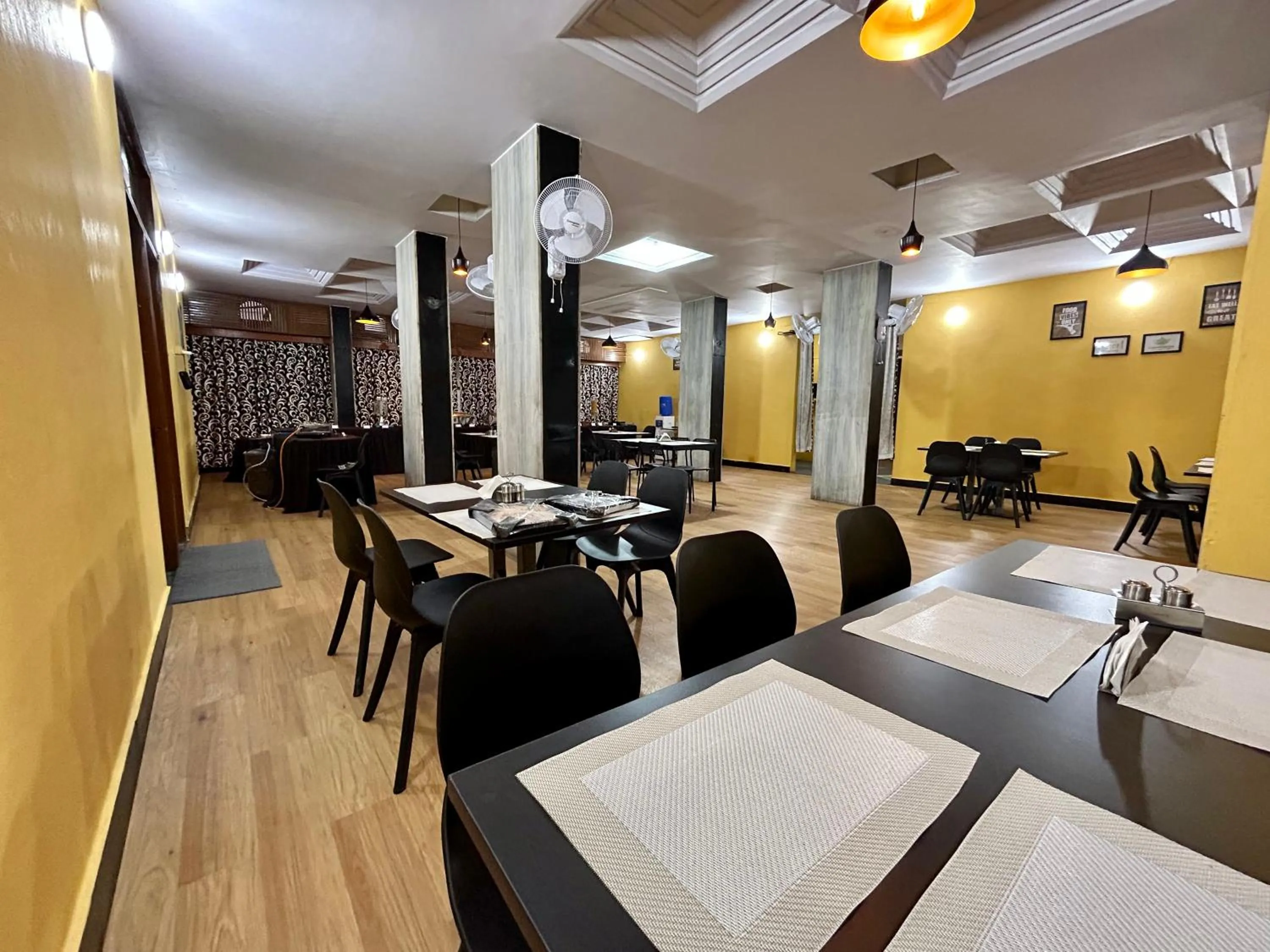 Restaurant/places to eat in New Hotel Suhail