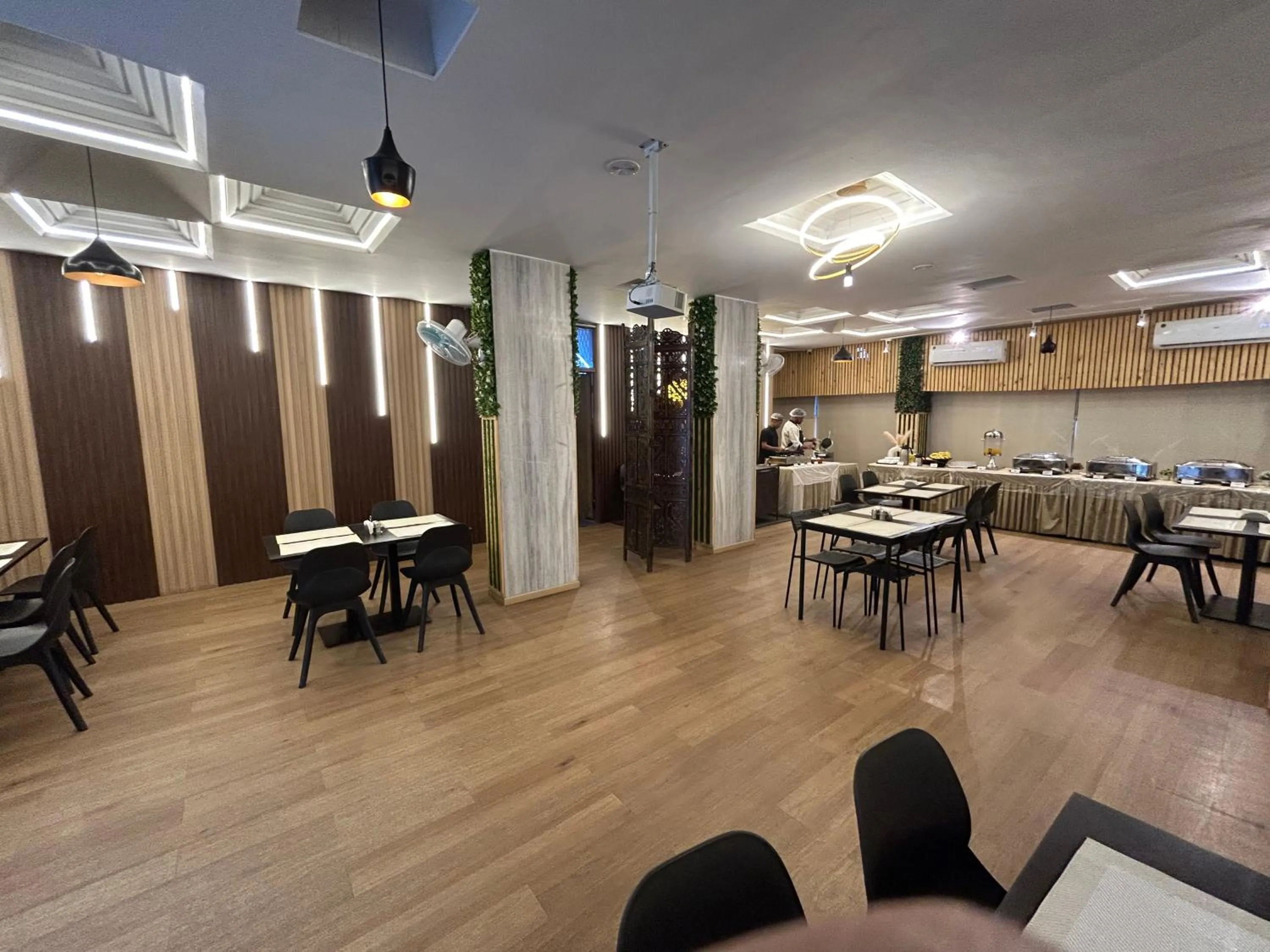 Restaurant/places to eat in New Hotel Suhail