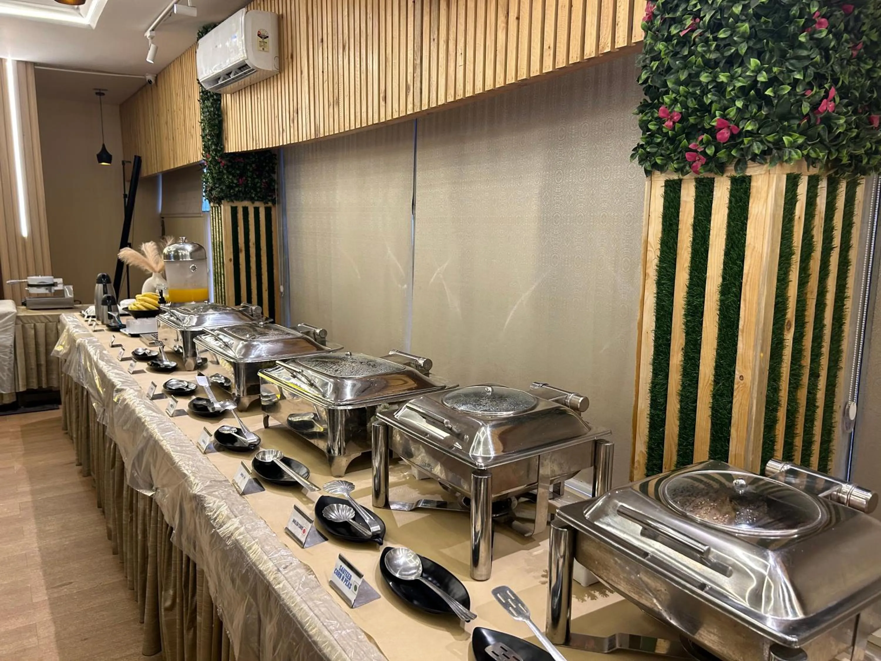 Restaurant/places to eat in New Hotel Suhail