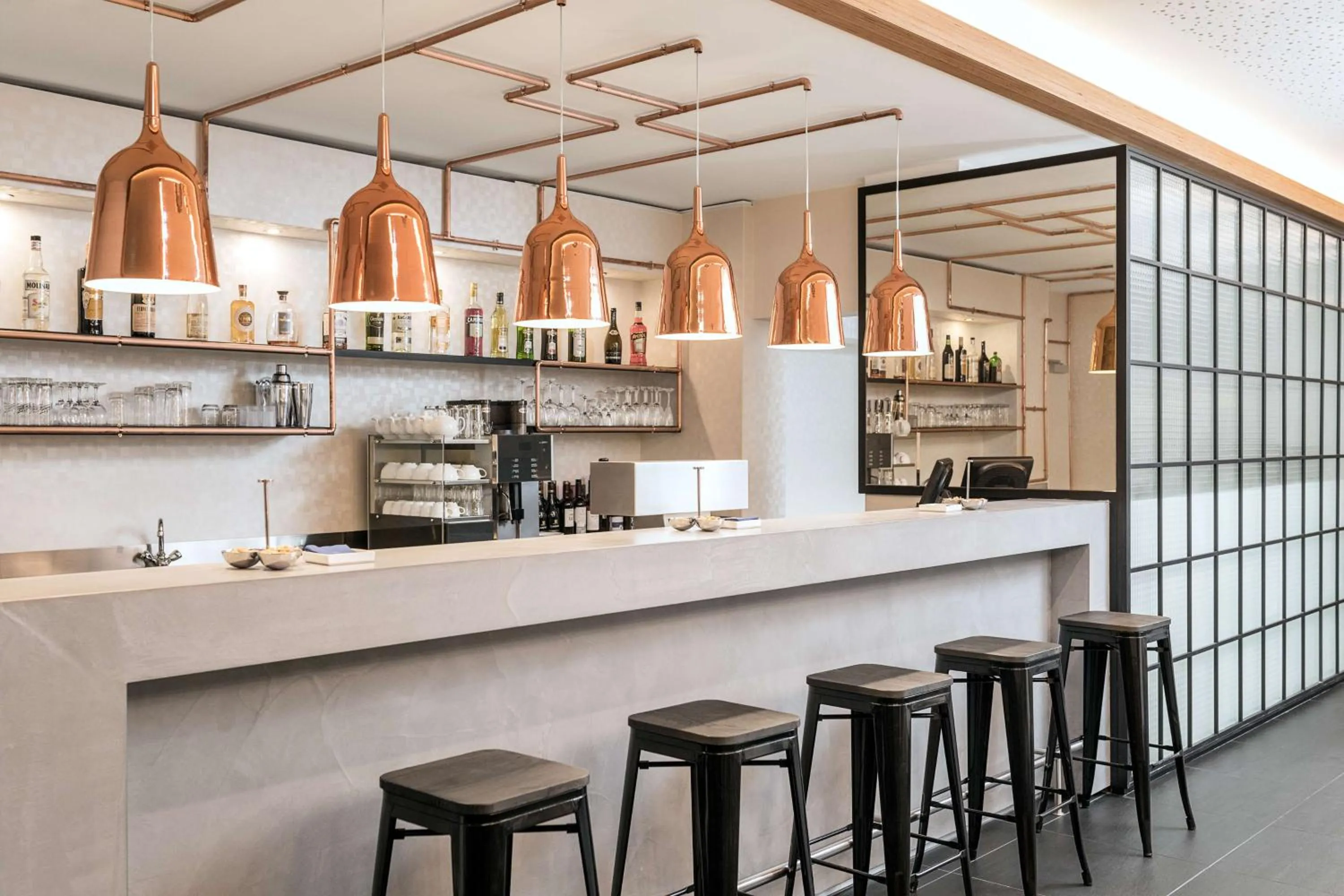 Lounge or bar in NH Hamburg Mitte