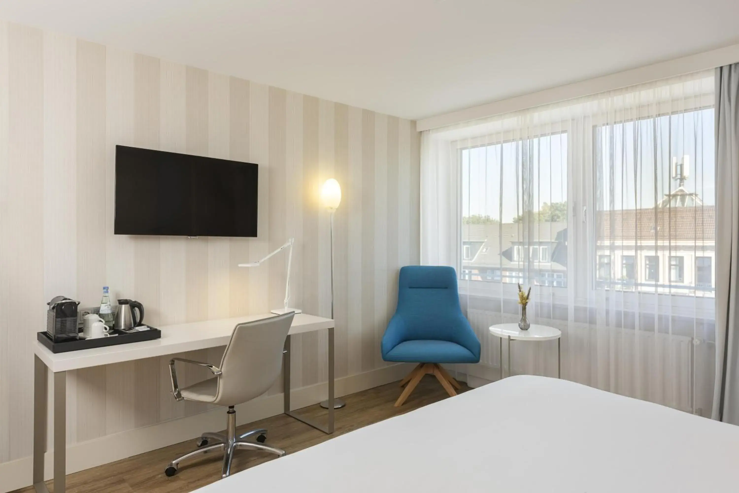 Superior Room with Extrabed (2 Adults + 1 Child) in NH Hamburg Mitte Superior Room with Extrabed (2 Adults + 1 Child) in NH Hamburg Mitte