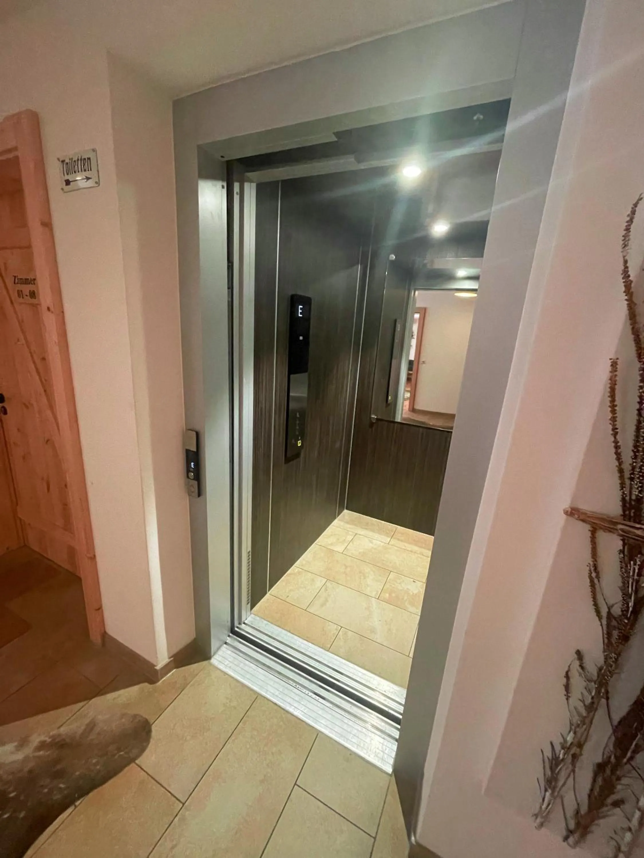 elevator in Der Postwirt