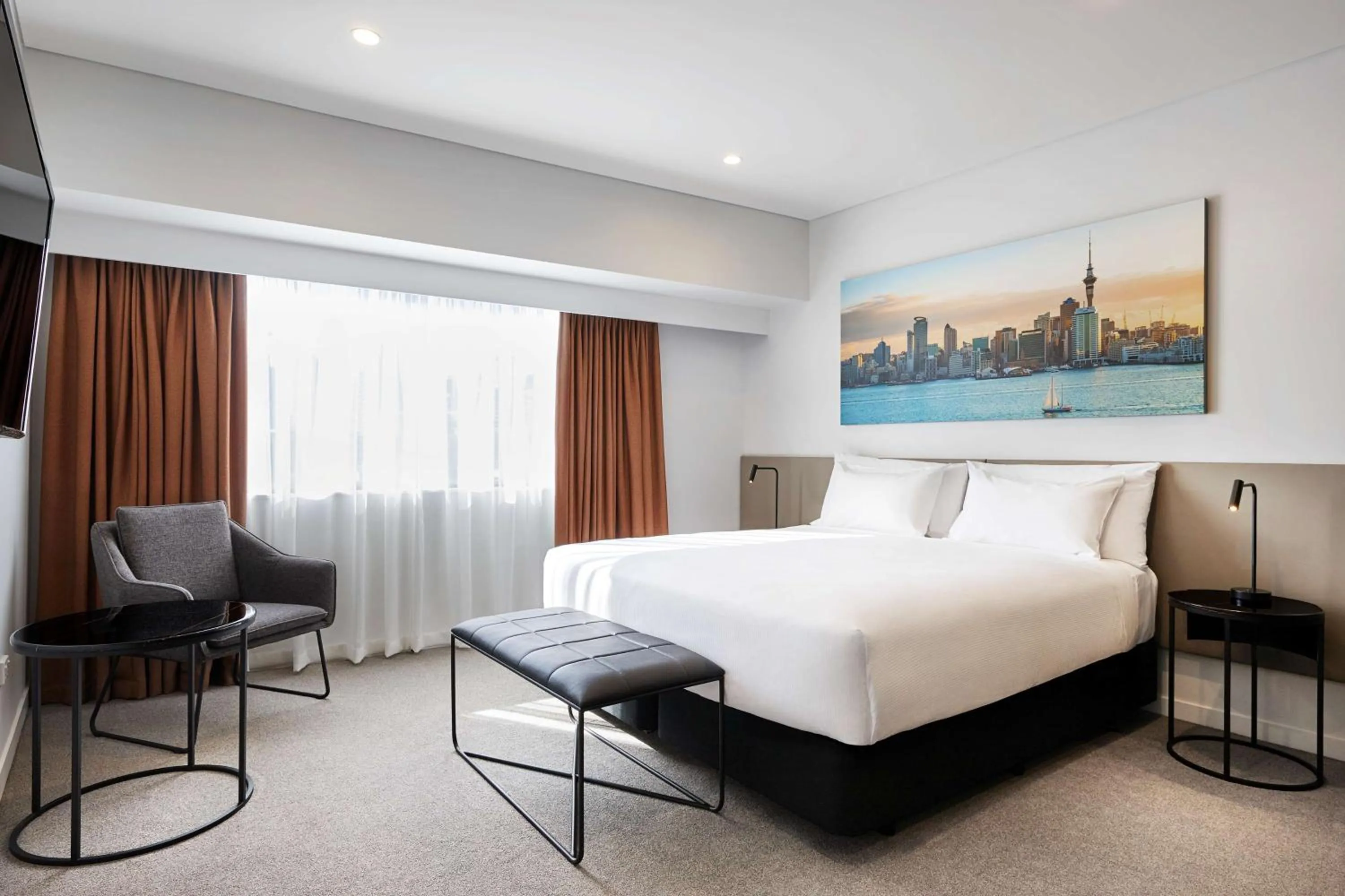 Photo of the whole room, Bed in Travelodge Hotel Auckland Wynyard Quarter