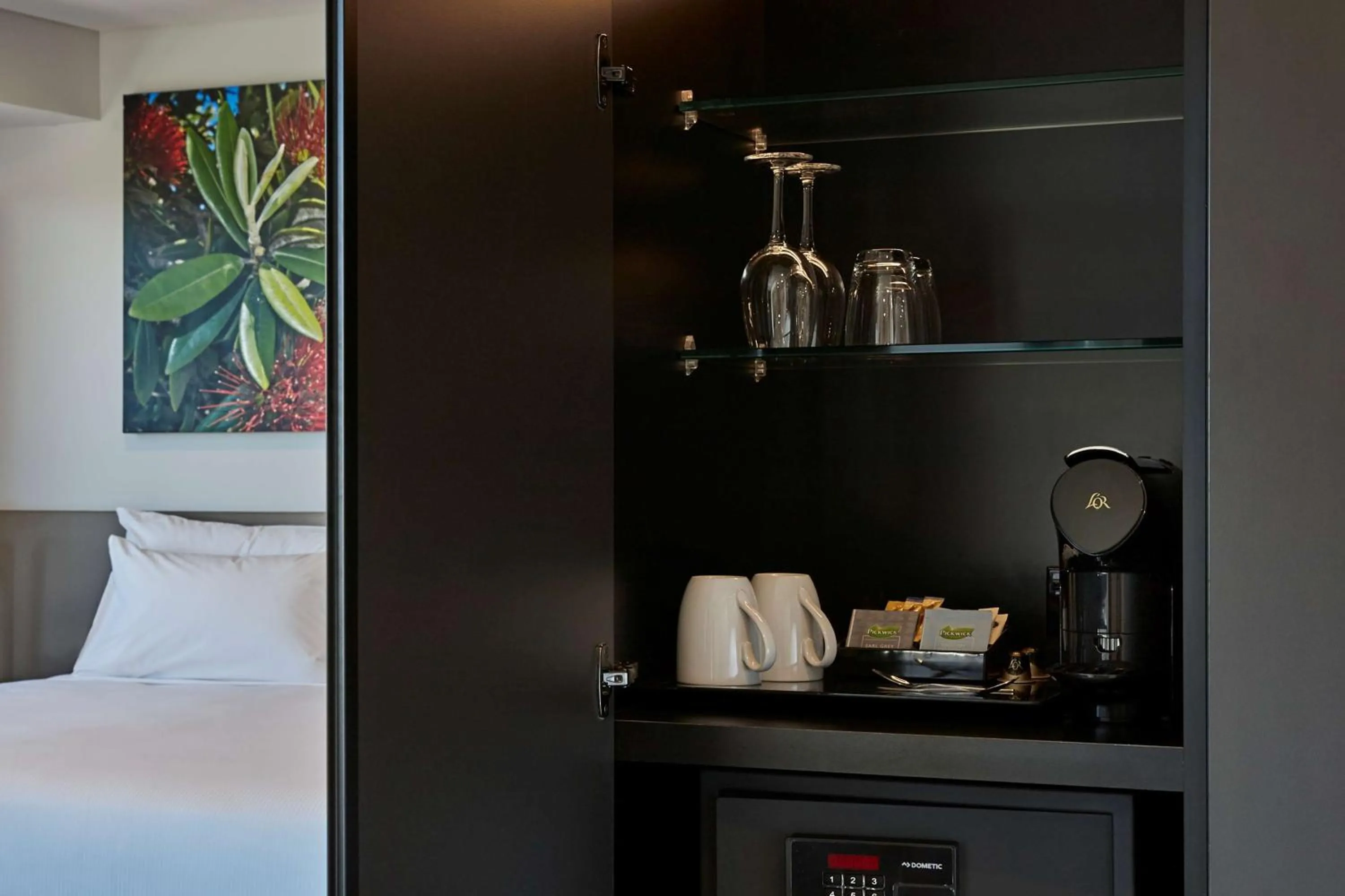 Photo of the whole room, Bed in Travelodge Hotel Auckland Wynyard Quarter