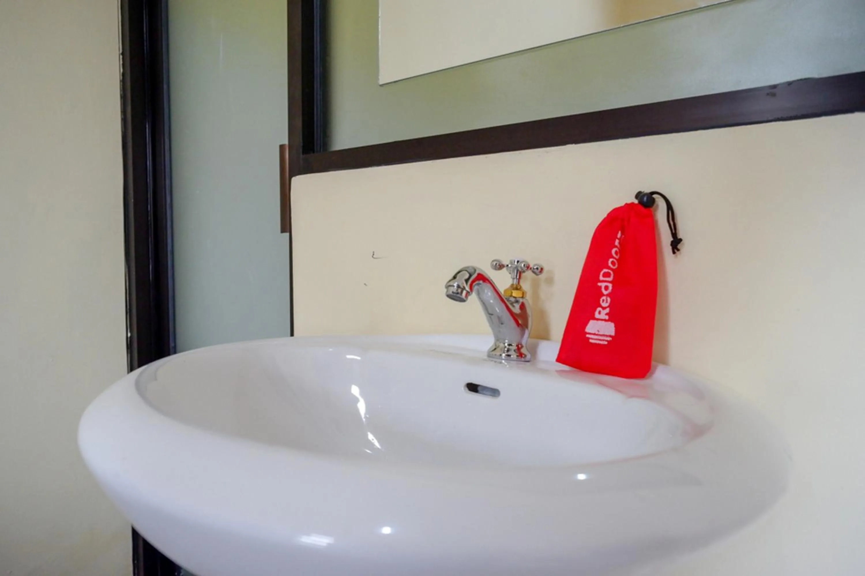 RedDoorz near Graha Saba Buana Solo