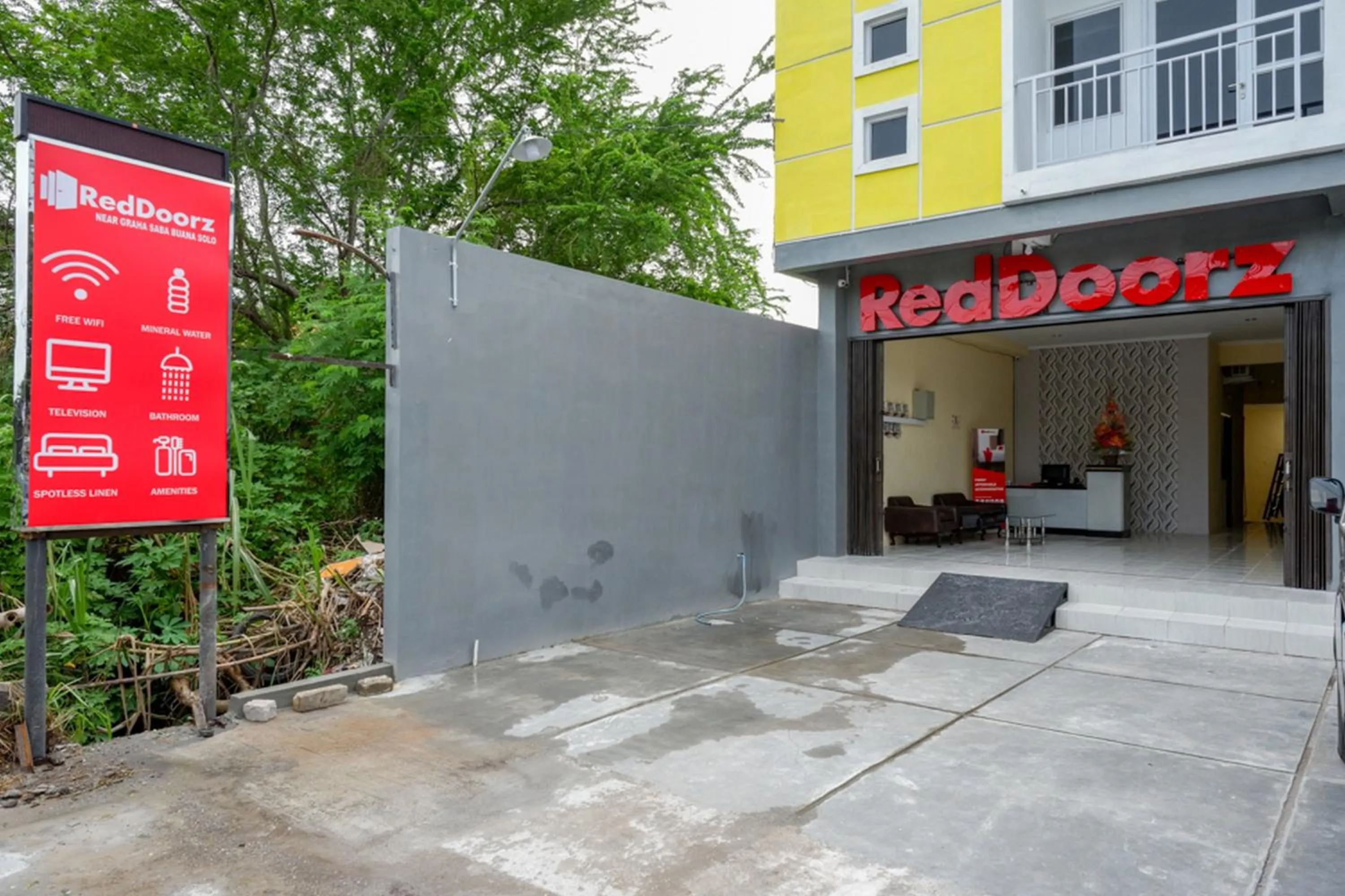 Facade/entrance in RedDoorz near Graha Saba Buana Solo