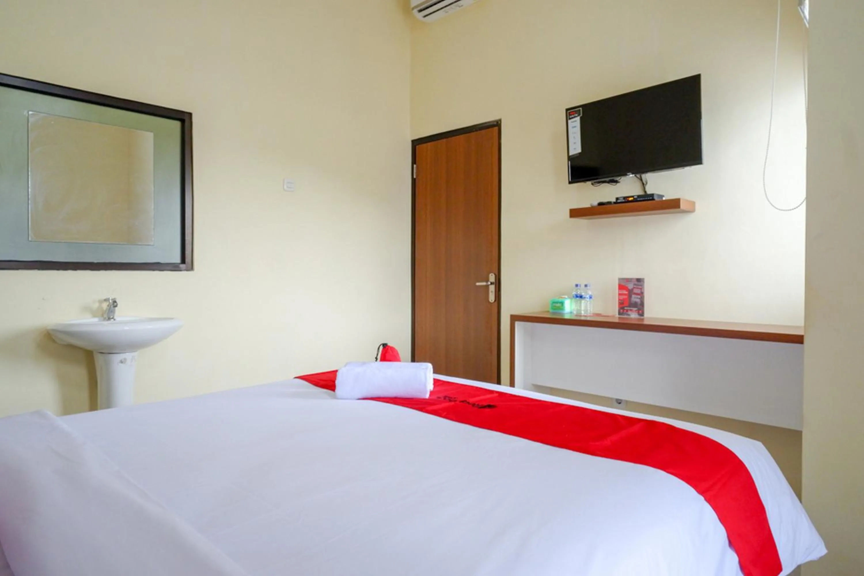 RedDoorz near Graha Saba Buana Solo