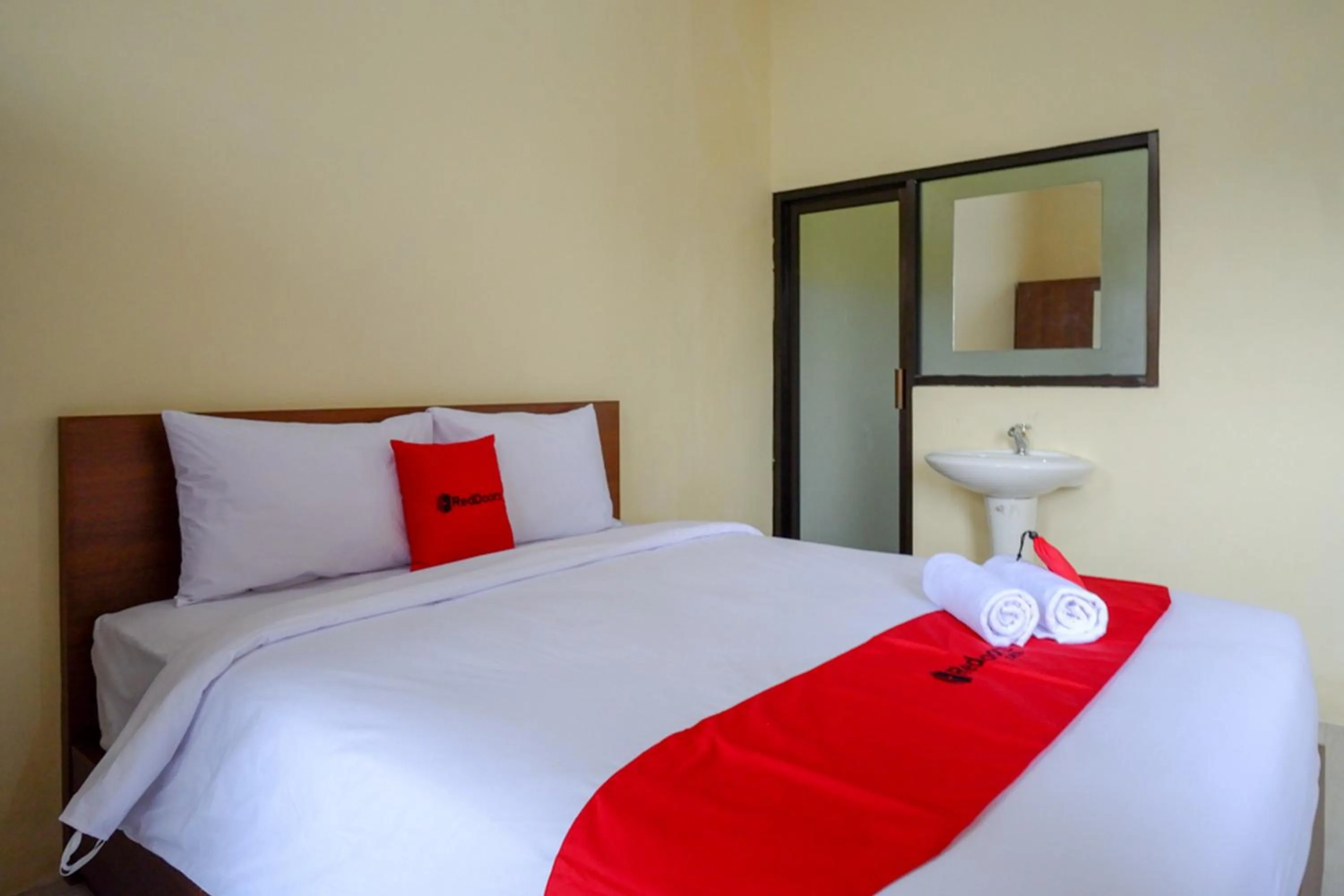 RedDoorz near Graha Saba Buana Solo