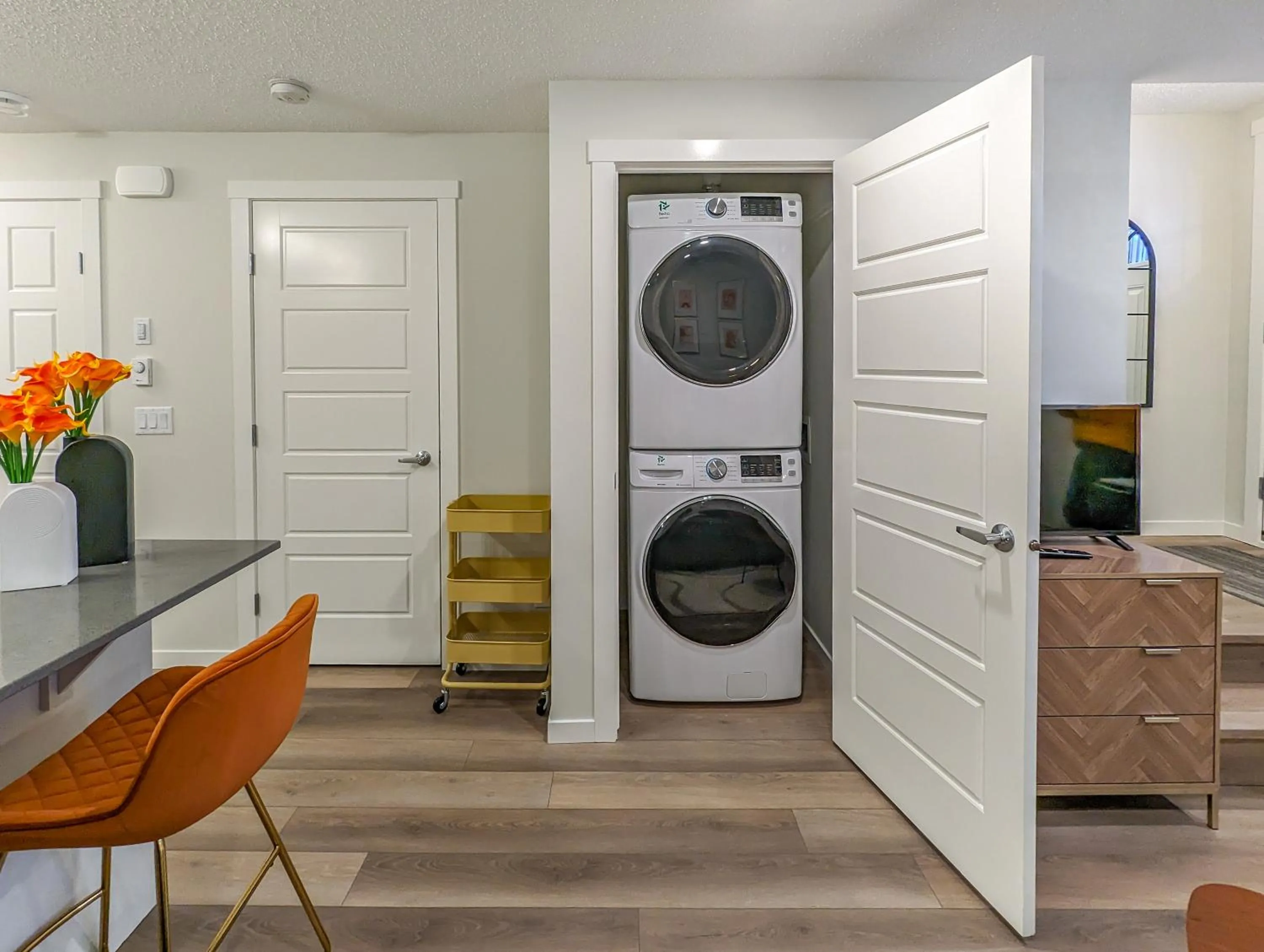 washing machine in GLOBALSTAY New Apartments in Cranbrook Free street parking