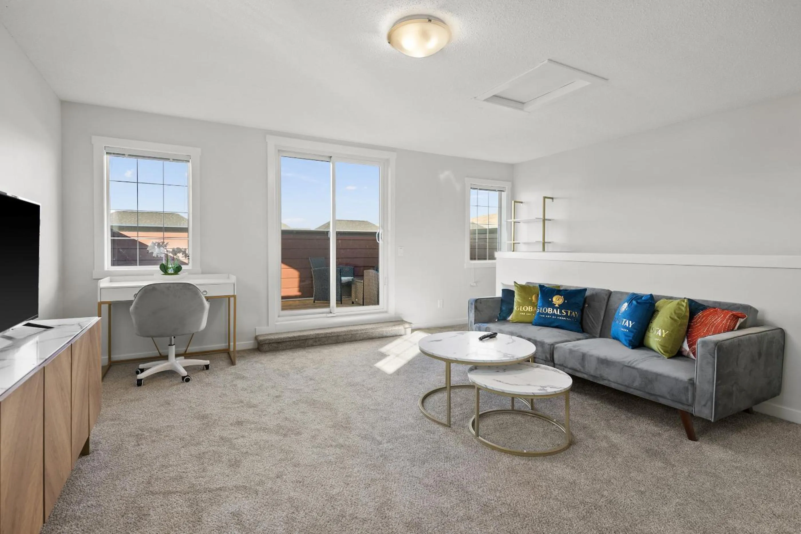 TV and multimedia in GLOBALSTAY New Apartments in Cranbrook Free street parking