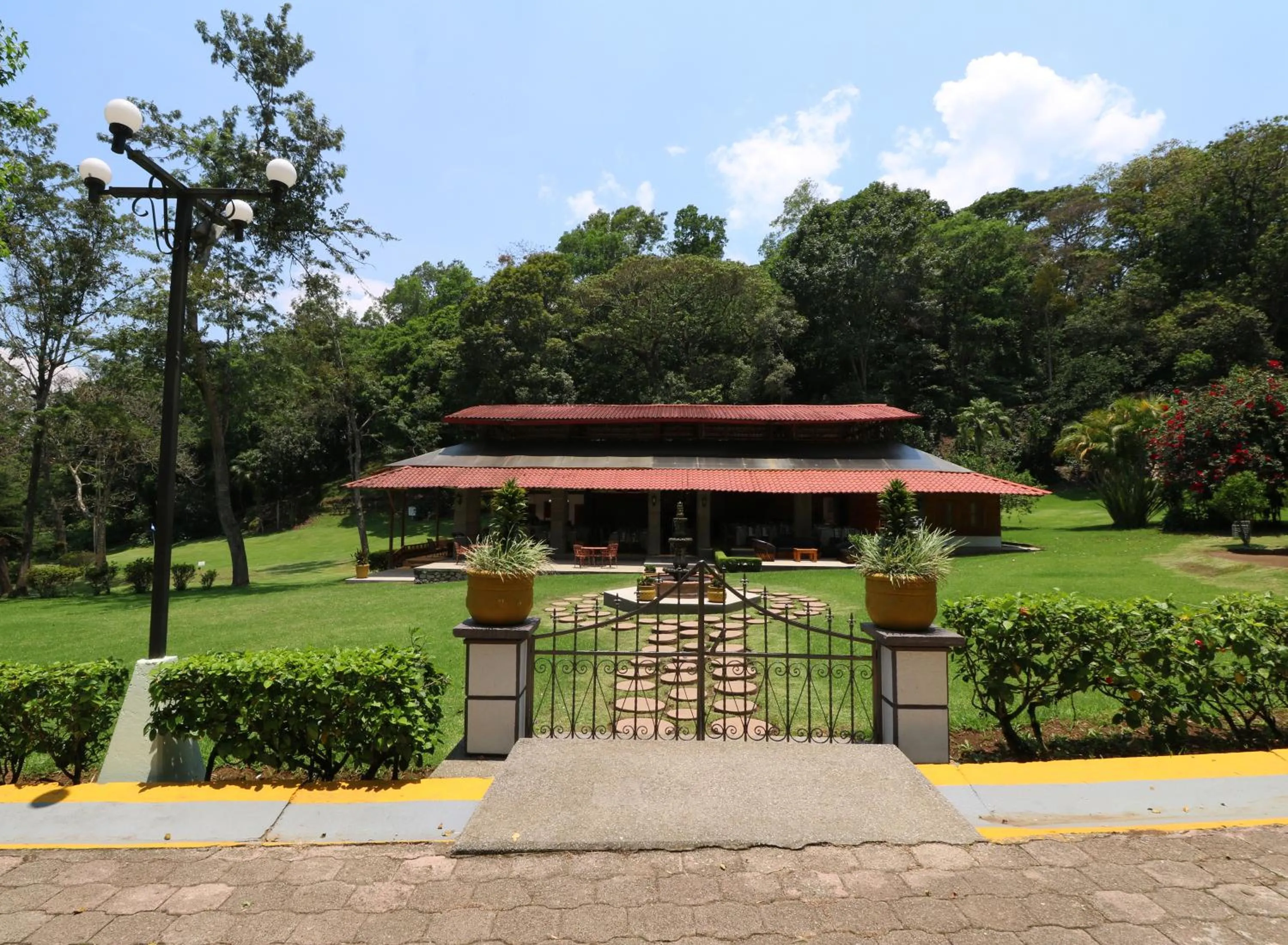 Business facilities in Mision Los Cocuyos Alta Montana