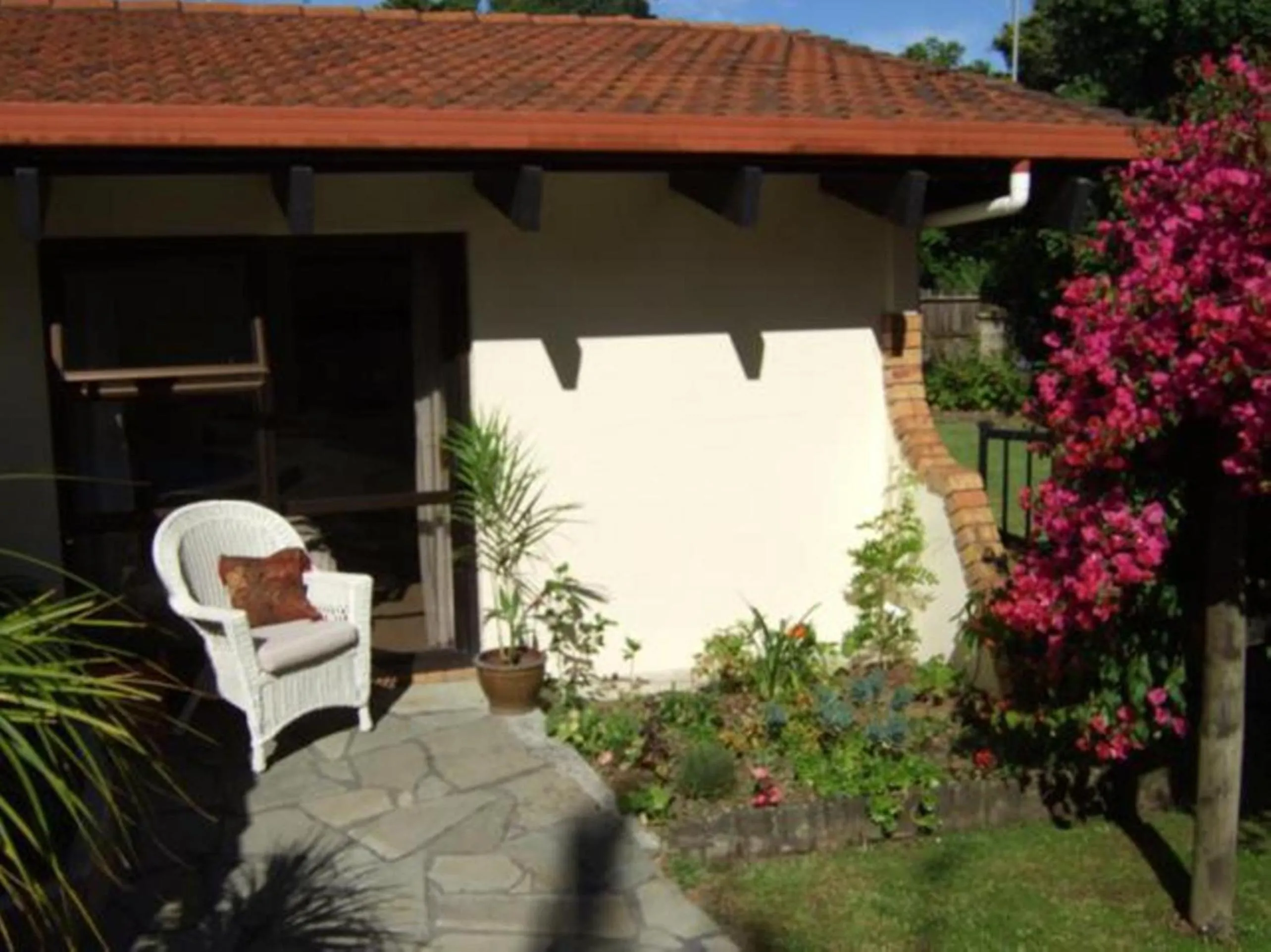 Facade/entrance in Waters Edge B&B