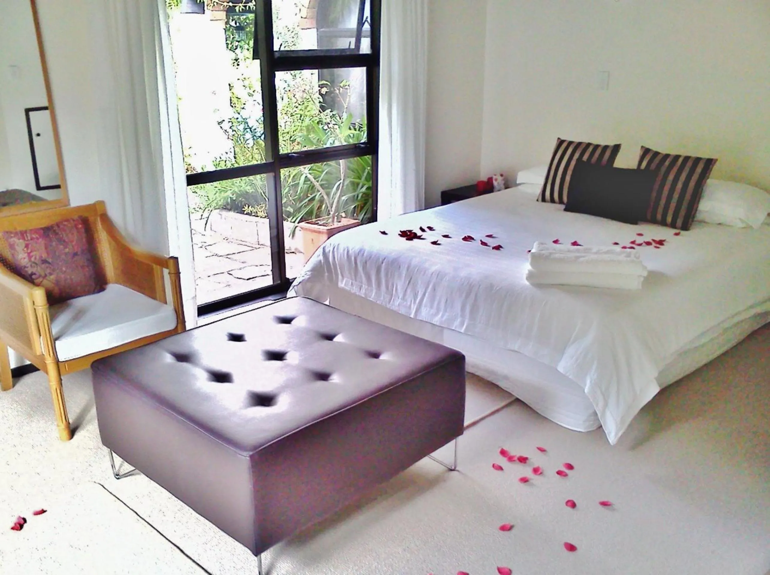 Photo of the whole room, Bed in Waters Edge B&B