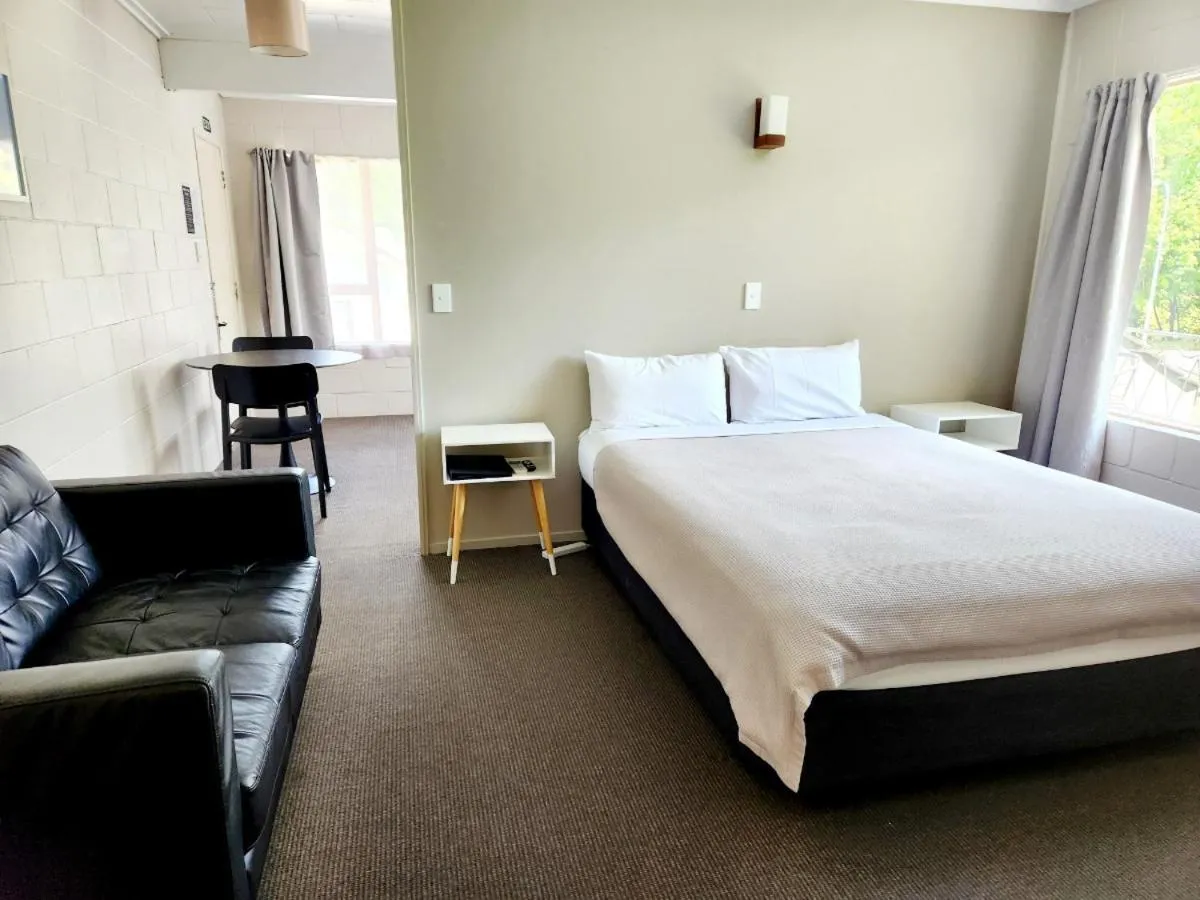 Kelly's Riverside Motel