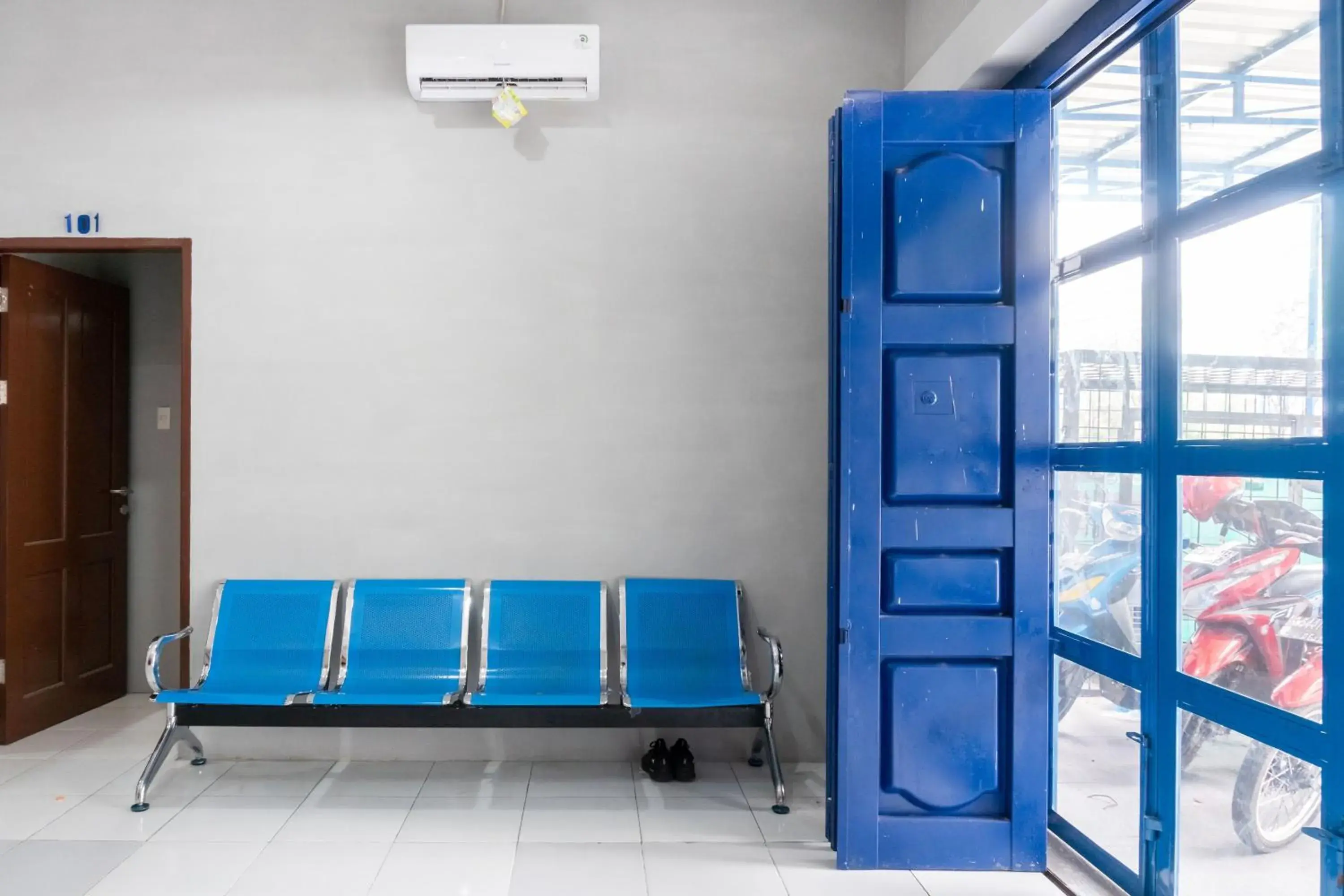 Facade/entrance in RedDoorz near Manhattan Square Medan Facade/entrance in RedDoorz near Manhattan Square Medan