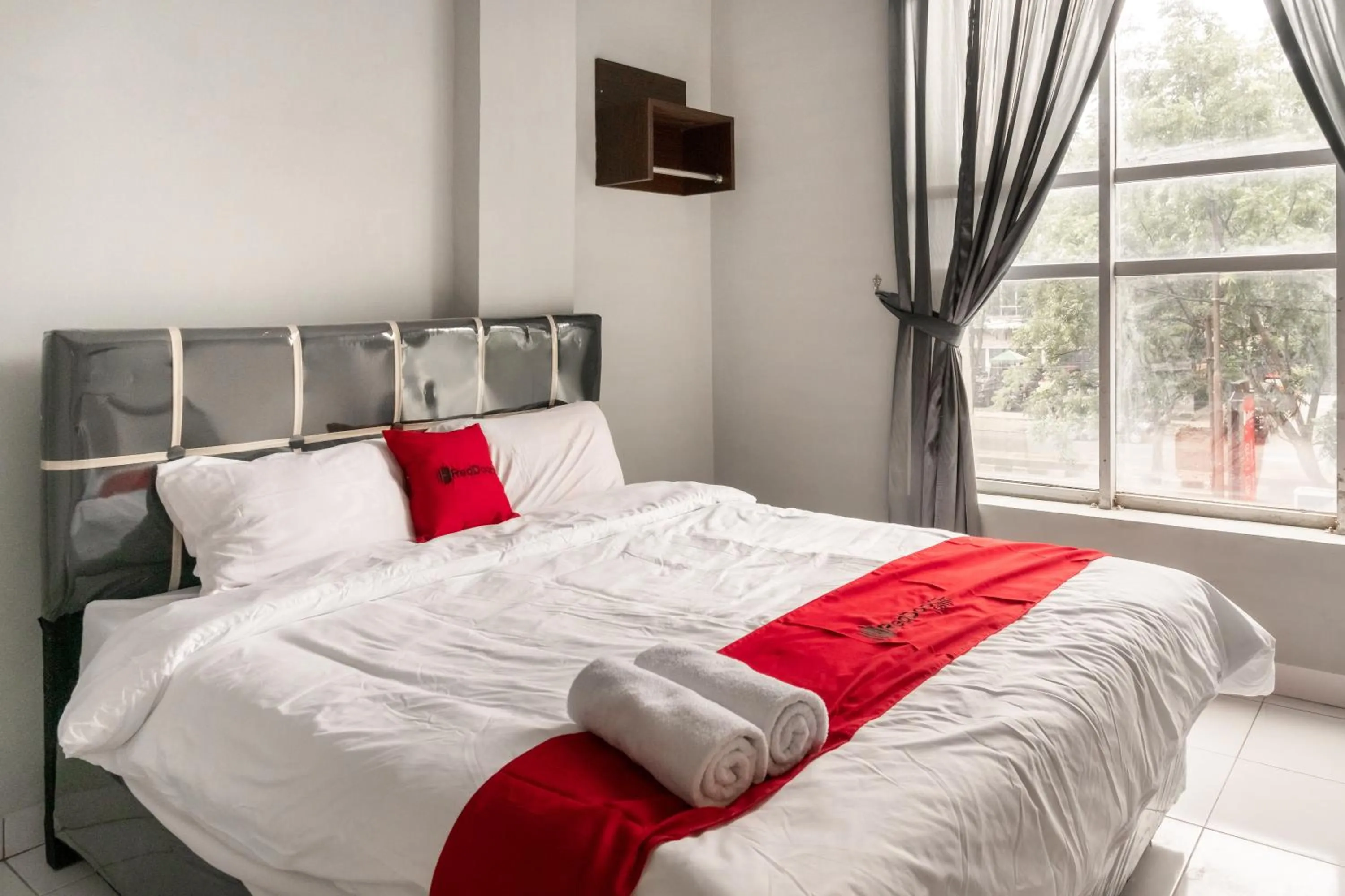 Bed in RedDoorz near Manhattan Square Medan