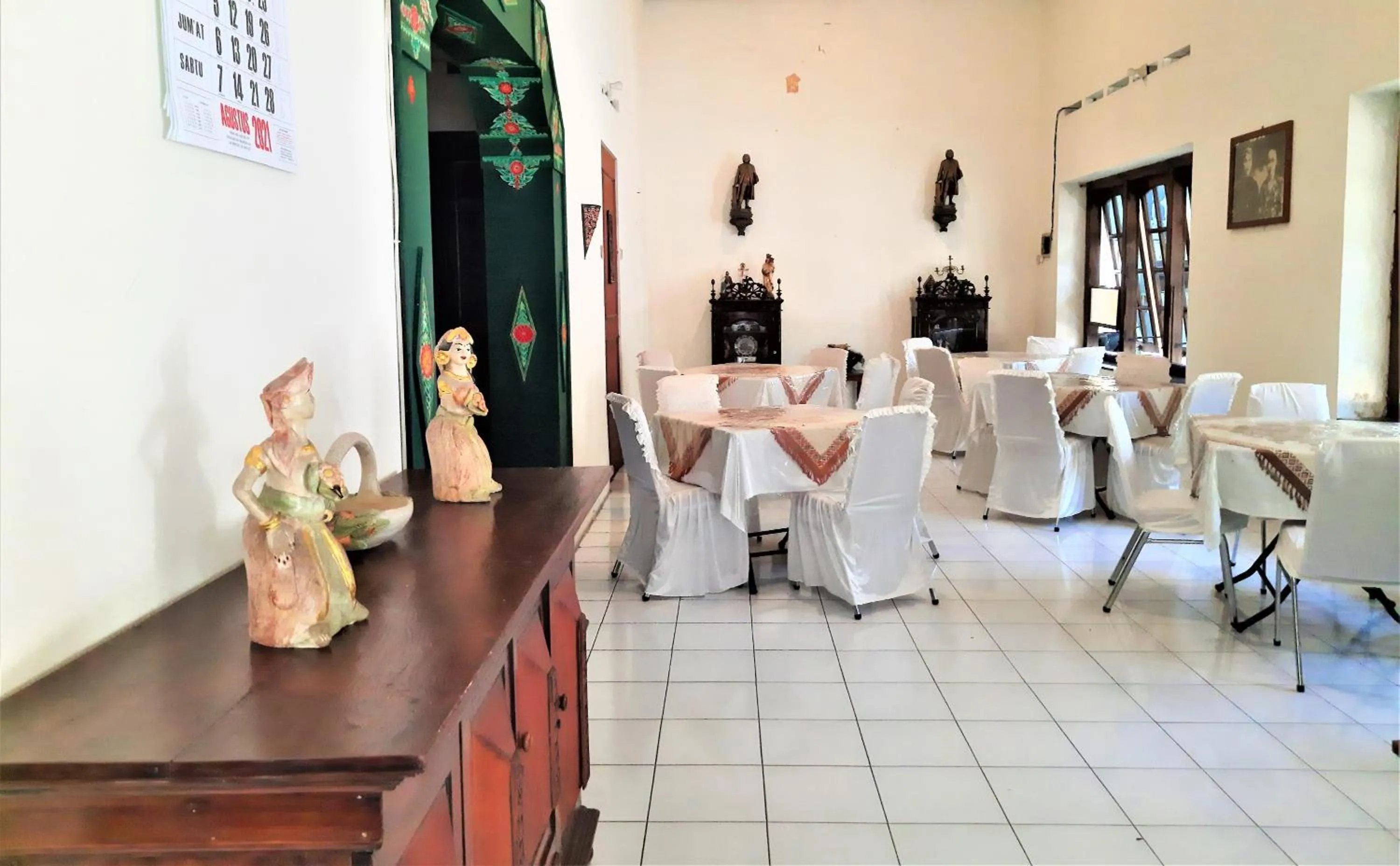 Restaurant/places to eat in Hotel Perdana