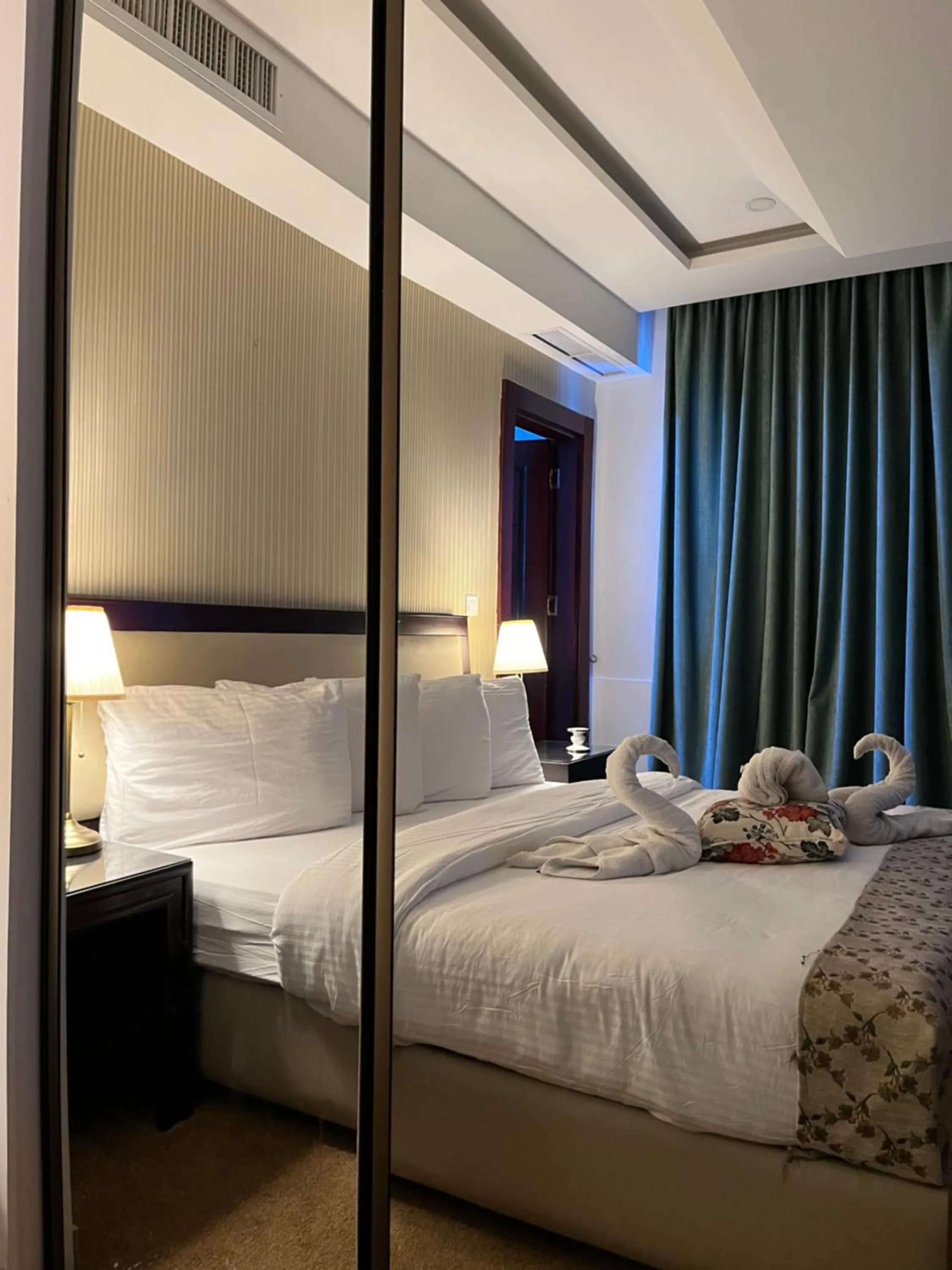 Bedroom, Bed in Strand Hotel Jordan