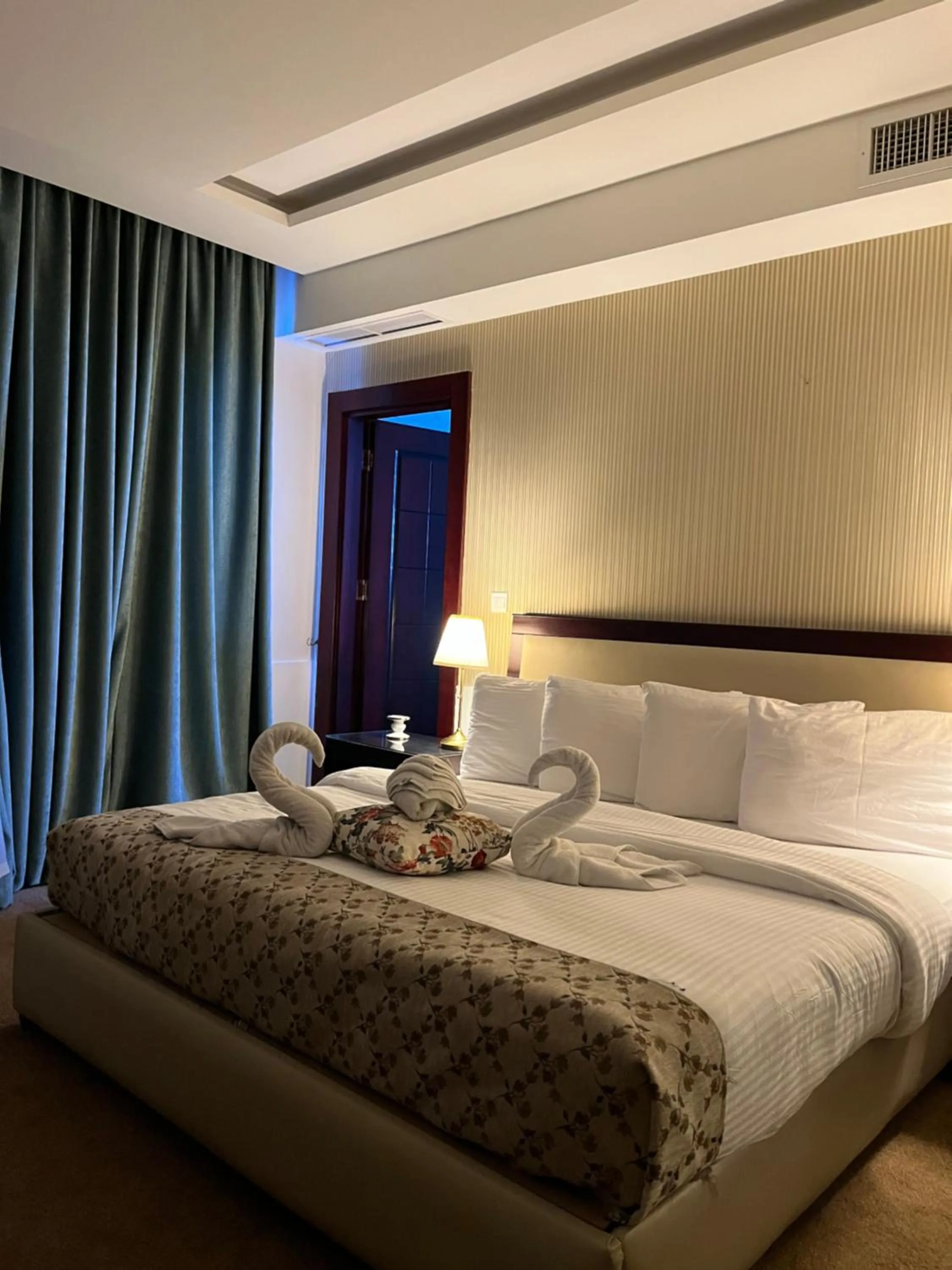 Bedroom, Bed in Strand Hotel Jordan
