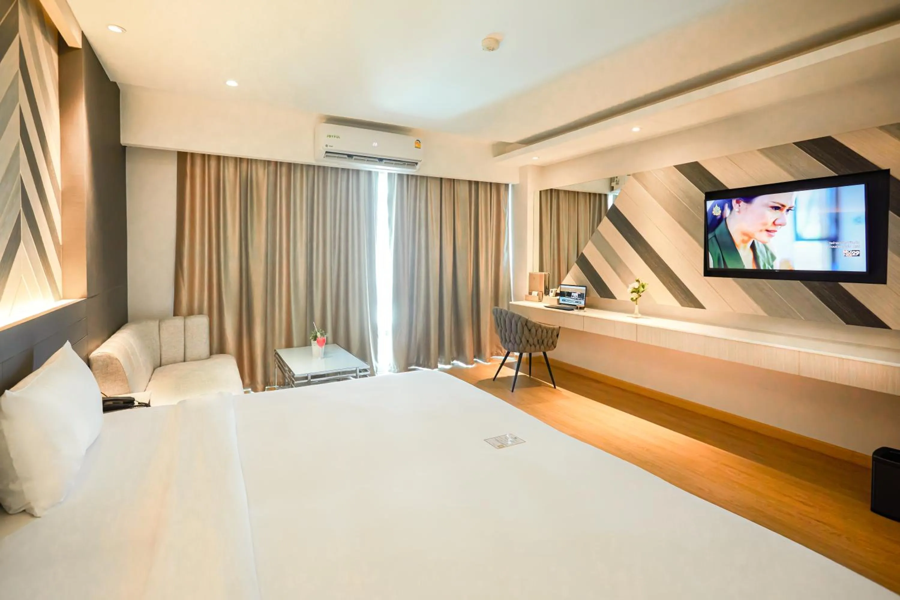 Bedroom, Bed in Golden City Rayong Hotel