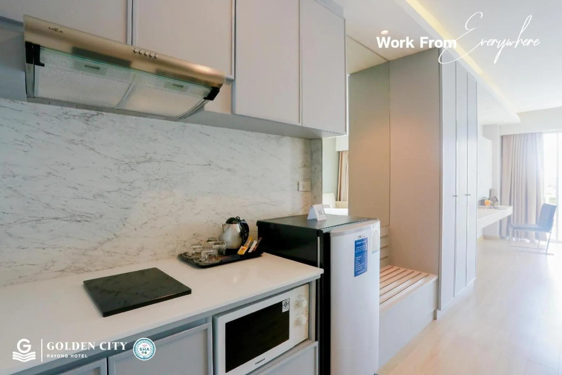 Kitchen or kitchenette in Golden City Rayong Hotel