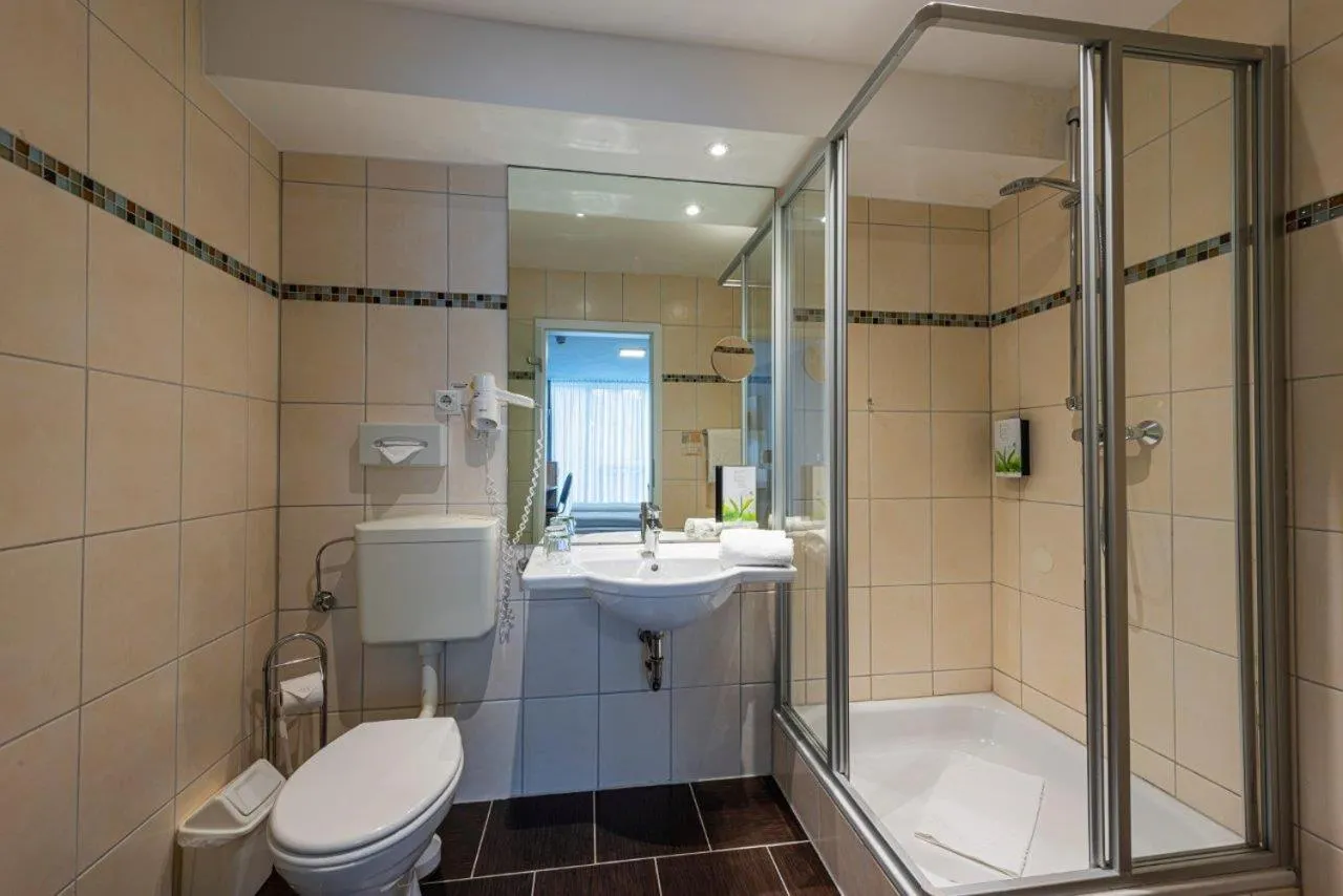 Shower in PANORAMA HOTEL in Neustadt an der Weinstraße