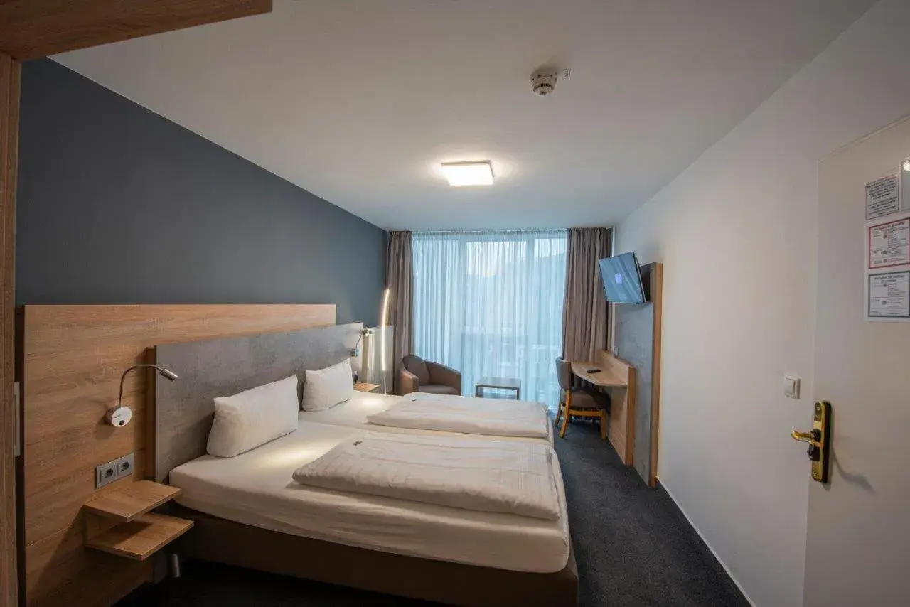 Bed in PANORAMA HOTEL in Neustadt an der Weinstraße Bed in PANORAMA HOTEL in Neustadt an der Weinstraße